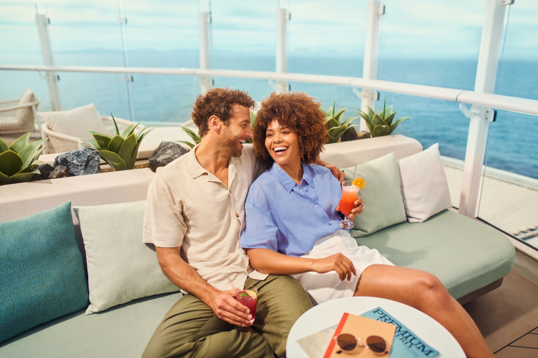 Paar genießt Cocktails auf Kreuzfahrtschiff der Mein Schiff® Flotte.