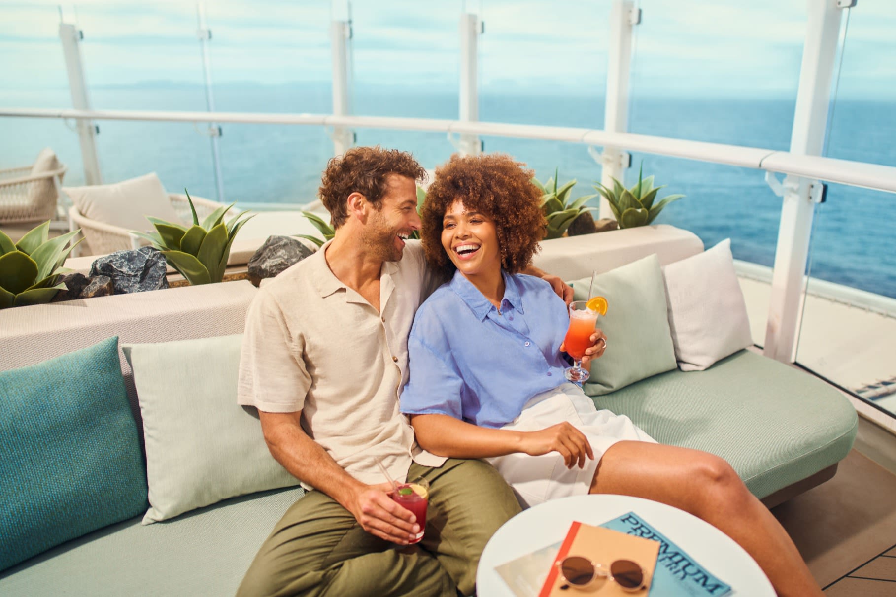 Paar genießt Cocktails auf Kreuzfahrtschiff der Mein Schiff® Flotte. Paar genießt Cocktails auf Kreuzfahrtschiff der Mein Schiff® Flotte.