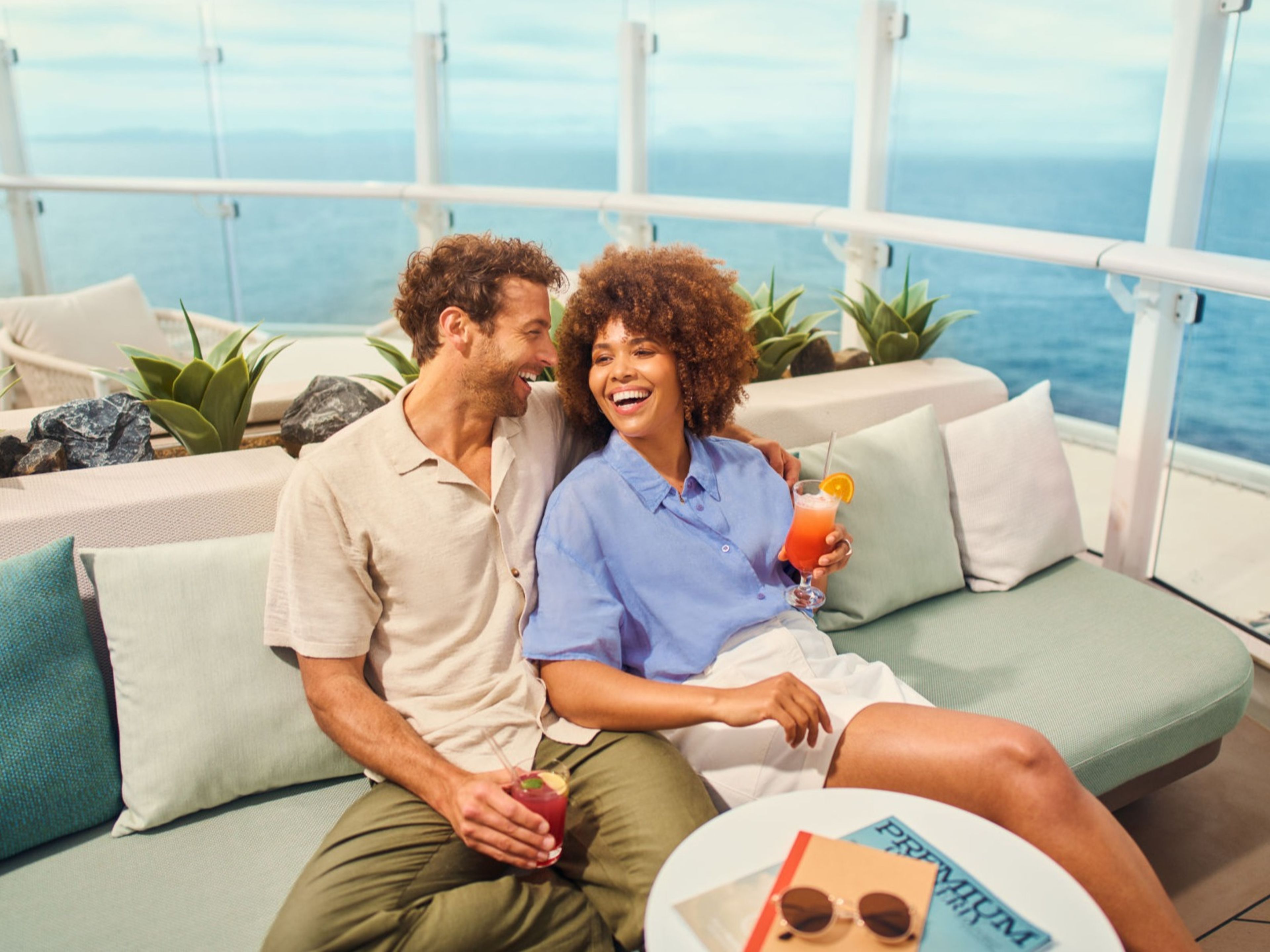 Jeder Moment voller Freiheit Paar genießt Cocktails auf Kreuzfahrtschiff der Mein Schiff® Flotte.