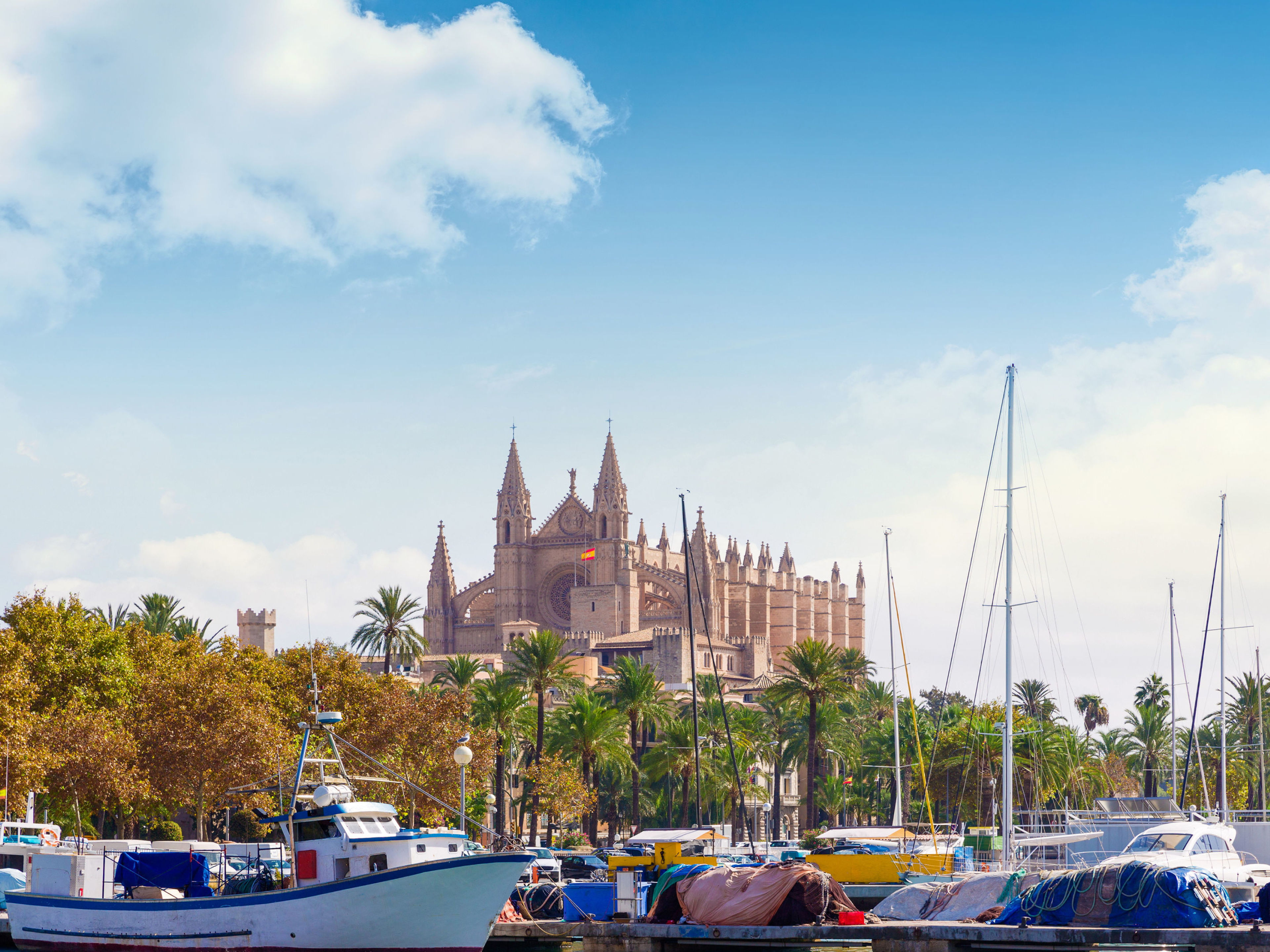 Palma de Mallorca Kathedrale von Palma, Boote im Hafen, blauer Himmel.