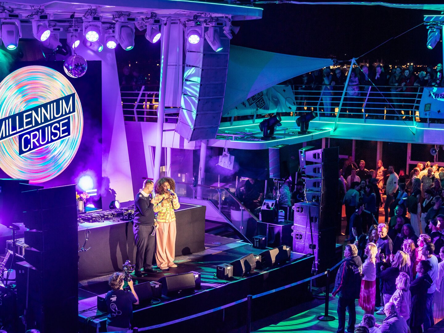 Bühne auf Kreuzfahrtschiff der Mein Schiff® Flotte, bunte Lichter, Publikum.