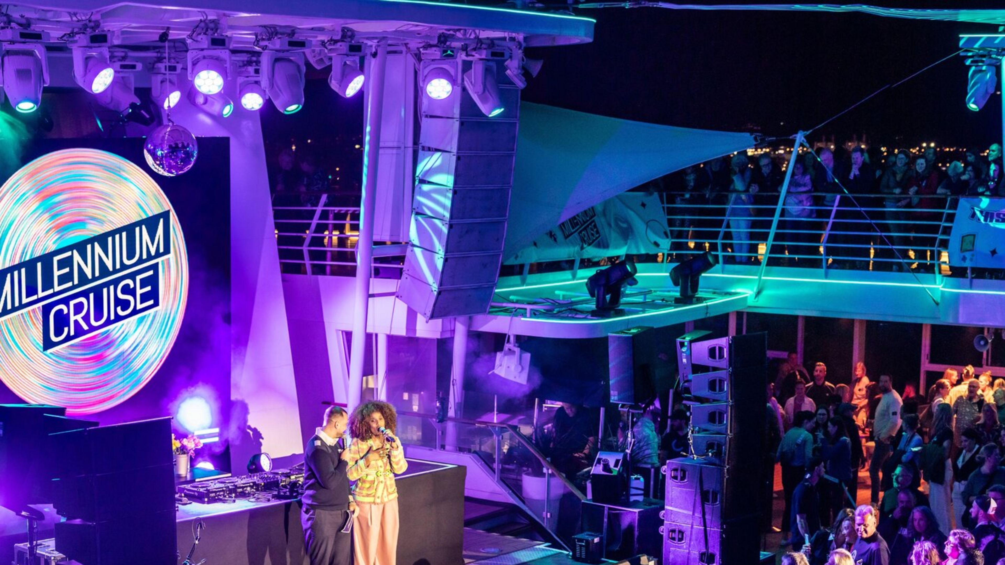 millennium cruise Bühne auf Kreuzfahrtschiff der Mein Schiff® Flotte, bunte Lichter, Publikum.