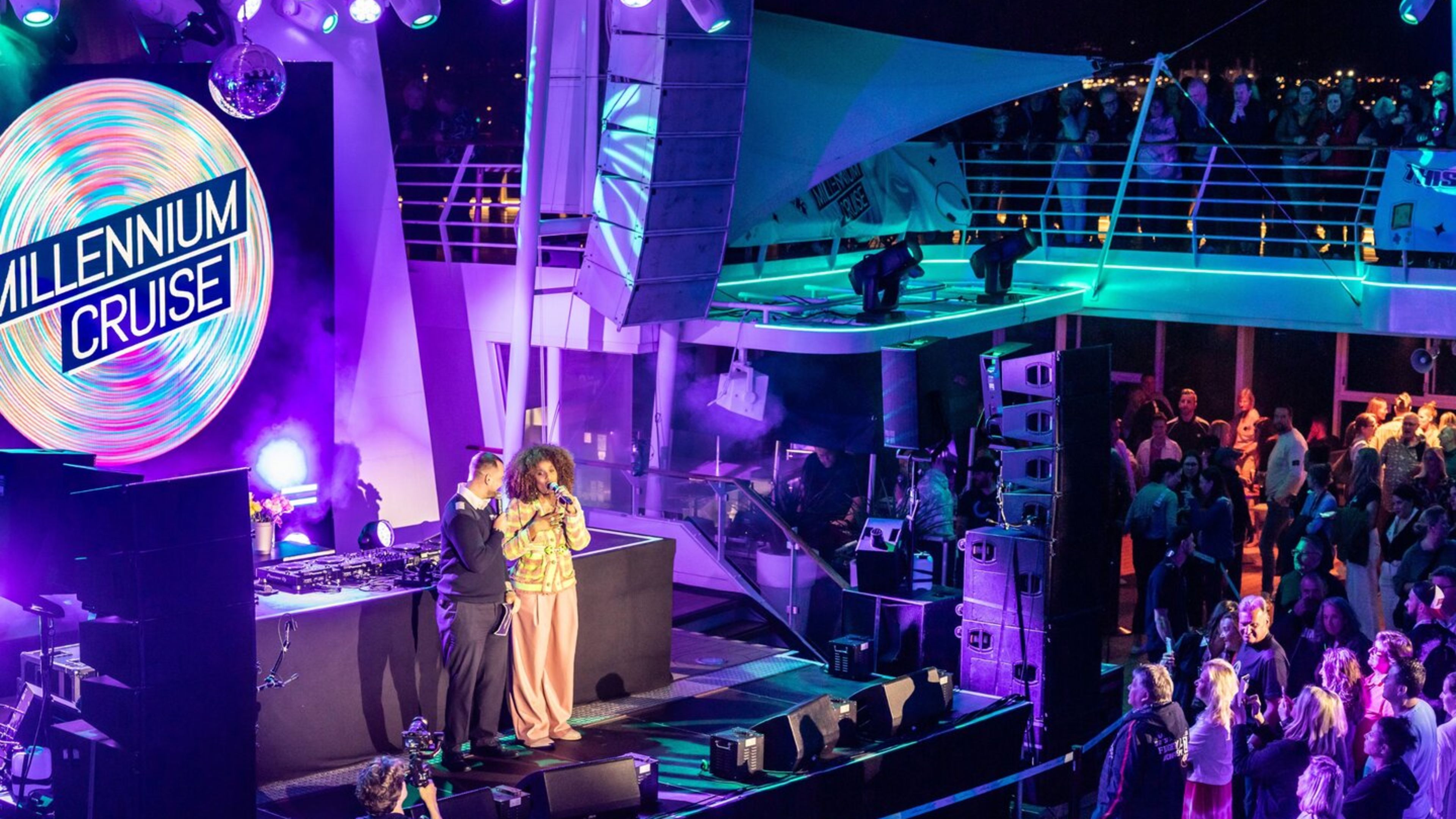 Bühne auf Kreuzfahrtschiff der Mein Schiff® Flotte, bunte Lichter, Publikum. Bühne auf Kreuzfahrtschiff der Mein Schiff® Flotte, bunte Lichter, Publikum.