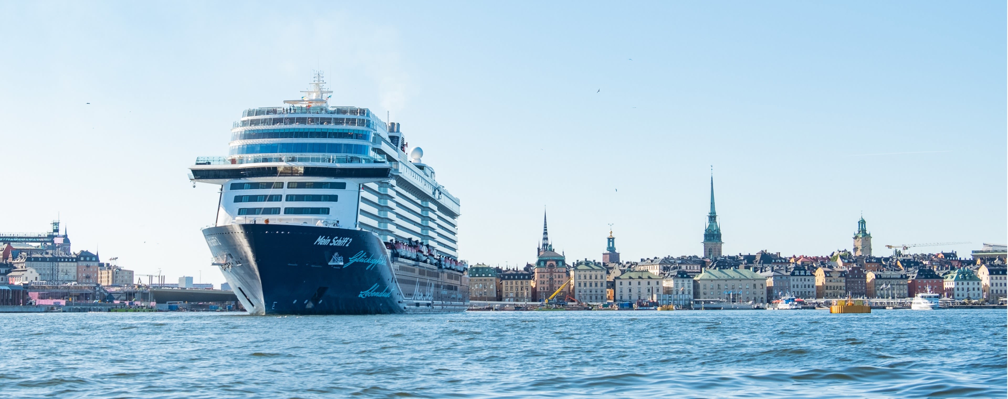 Kreuzfahrtschiff der Mein Schiff® Flotte vor Stockholms Skyline.