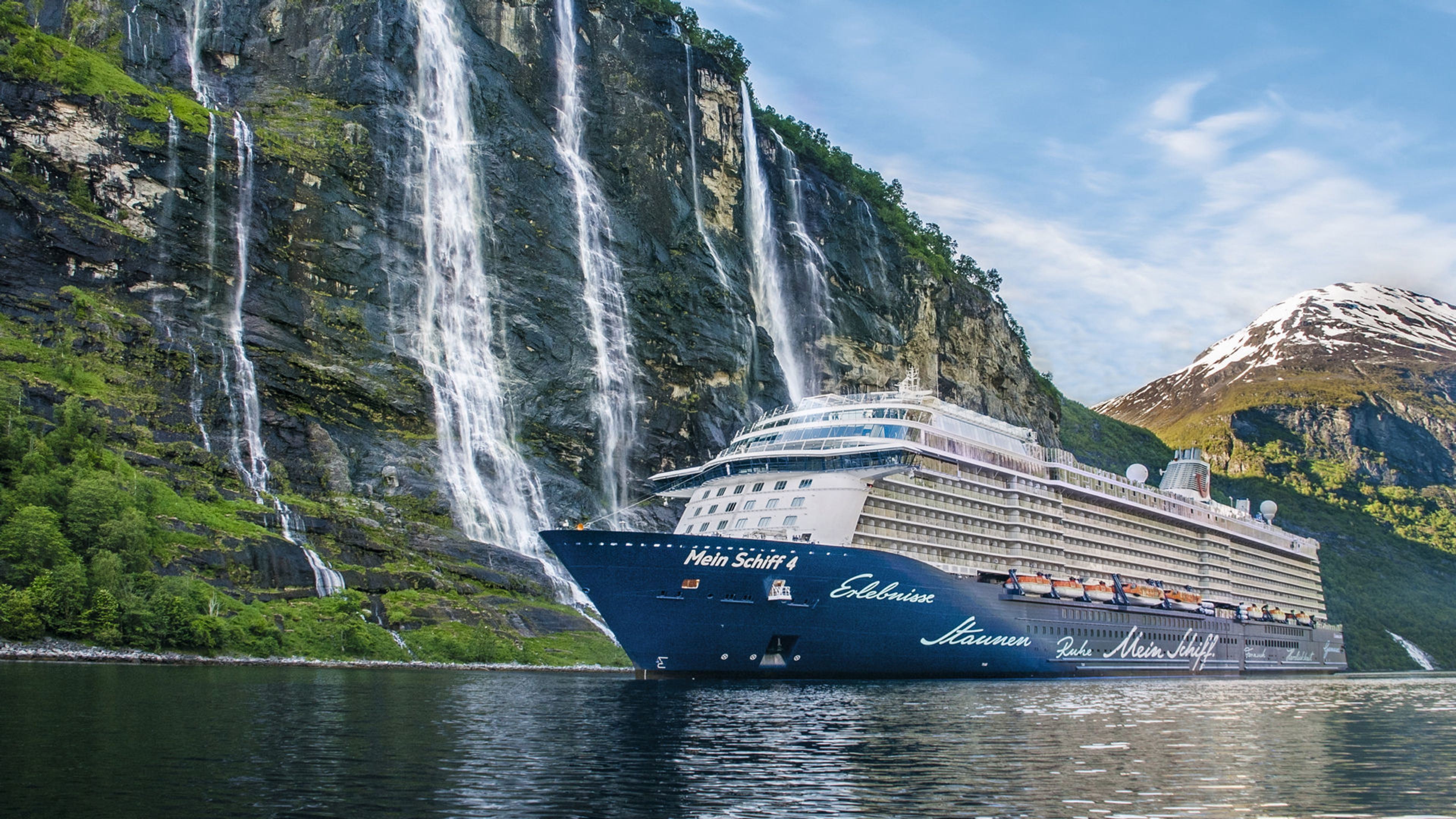 Mein Schiff 4 Außenansicht Kreuzfahrtschiff der Mein Schiff® Flotte vor Wasserfällen im Geirangerfjord, Norwegen.