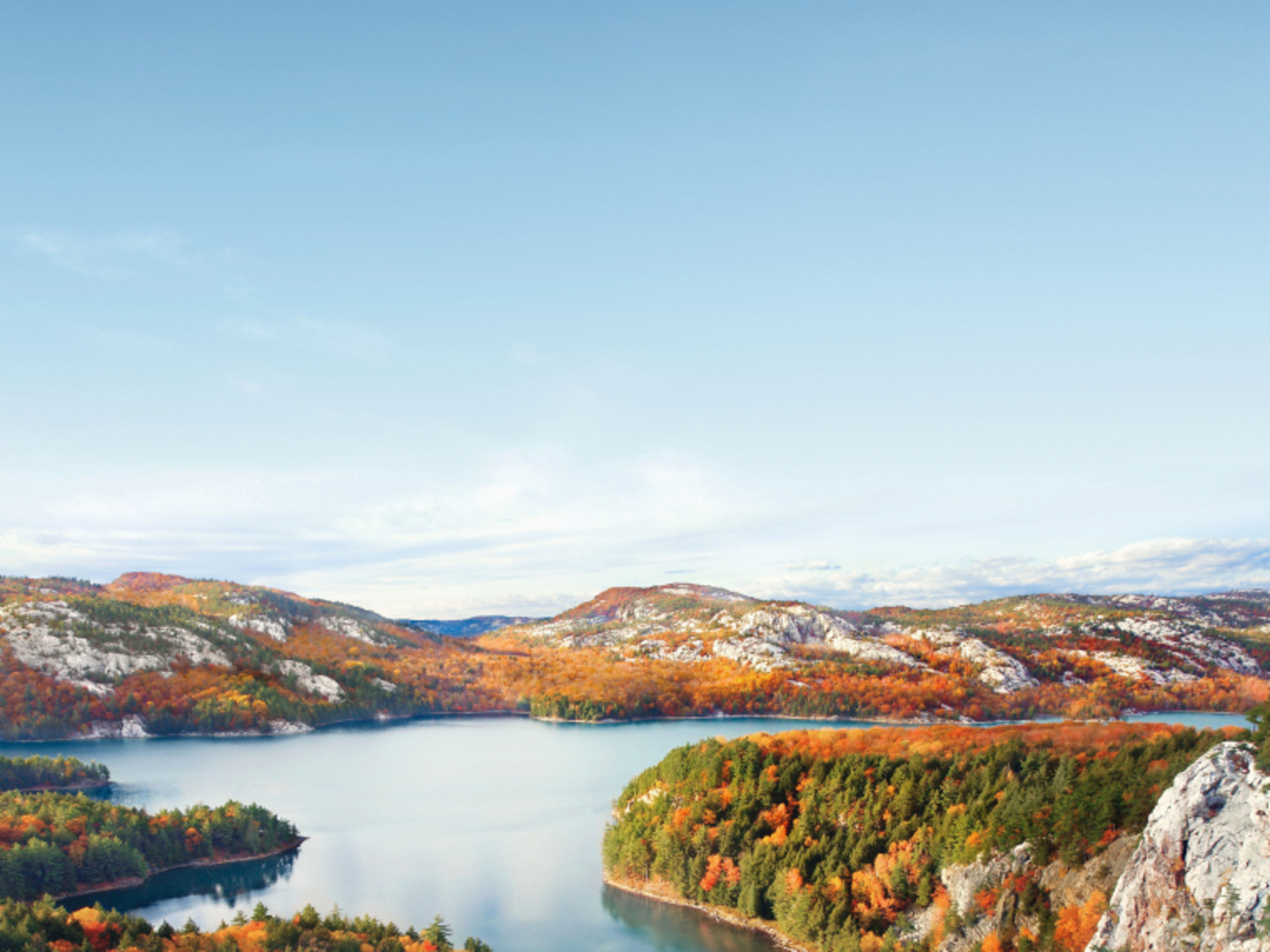 Herbstliche Landschaft mit See, bunten Bäumen und Bergen unter klarem Himmel. Herbstliche Landschaft mit See, bunten Bäumen und Bergen unter klarem Himmel.