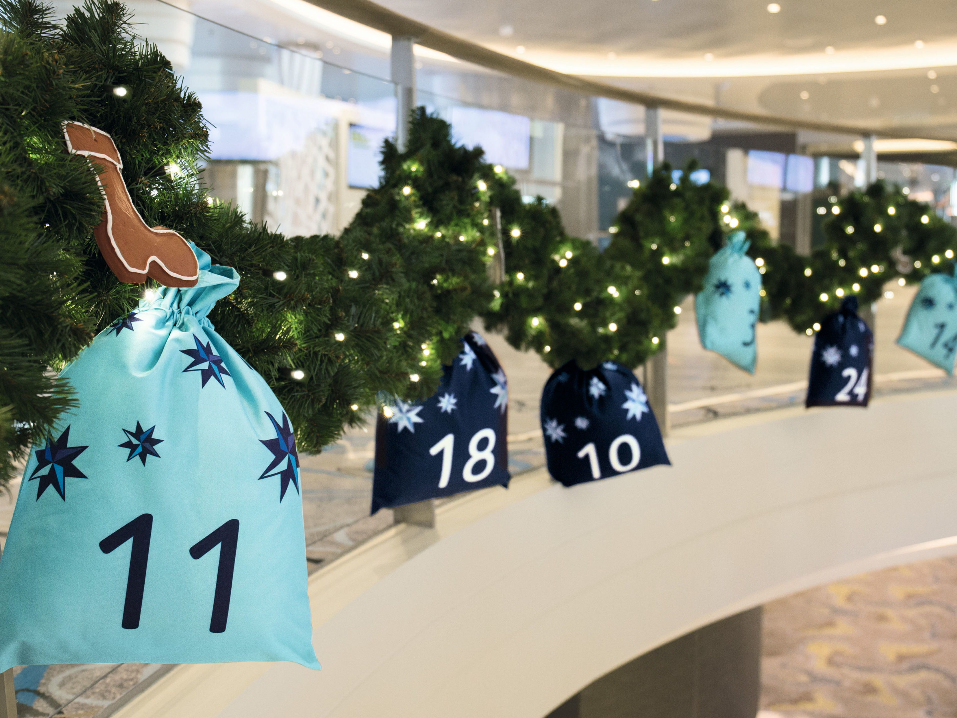 Weihnachtliche Girlande mit nummerierten Geschenksäcken und Lichtern. Weihnachtliche Girlande mit nummerierten Geschenksäcken und Lichtern.