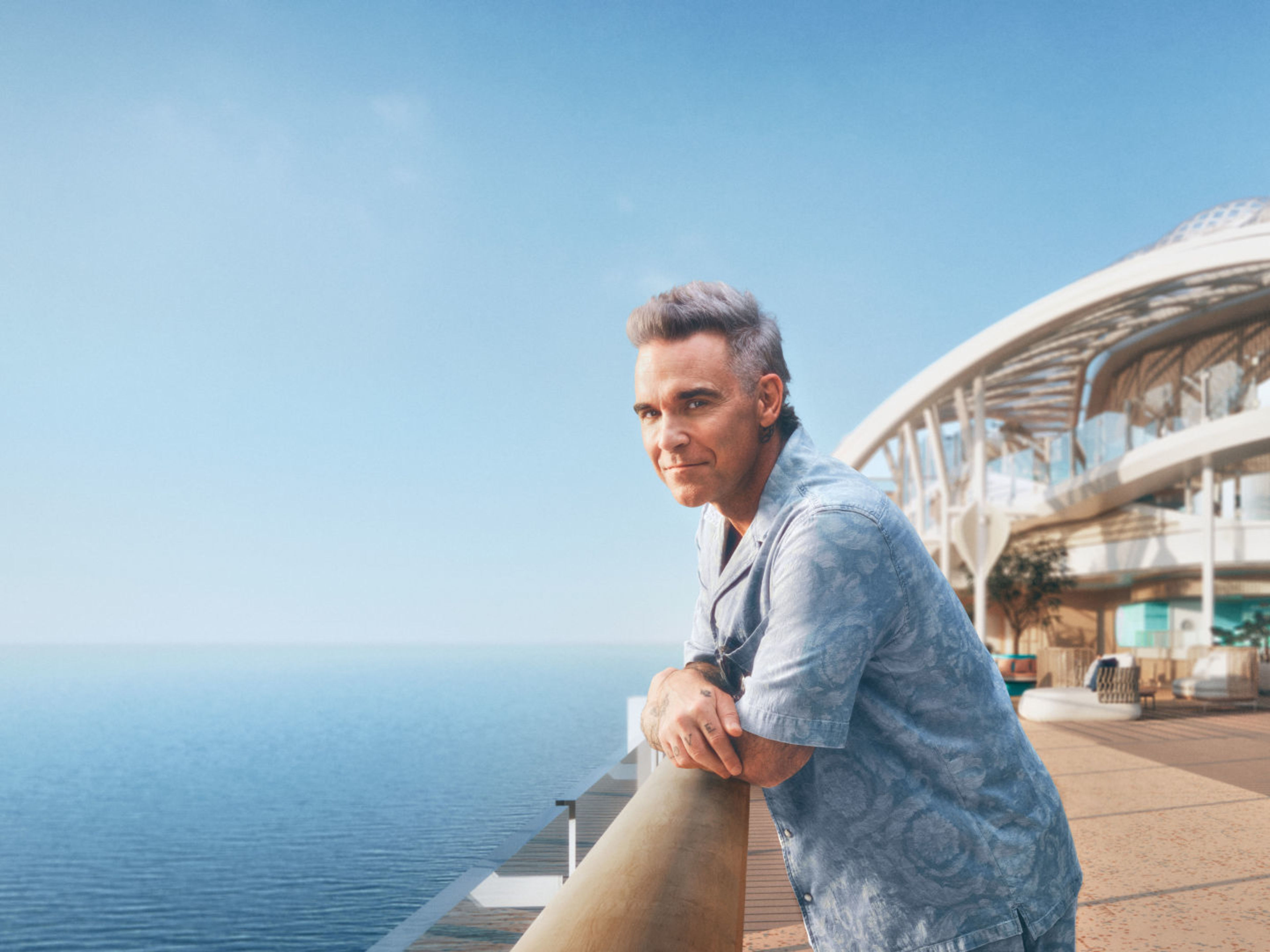 Mann lehnt am Geländer auf Kreuzfahrtschiff der Mein Schiff® Flotte, Meerblick. Mann lehnt am Geländer auf Kreuzfahrtschiff der Mein Schiff® Flotte, Meerblick.