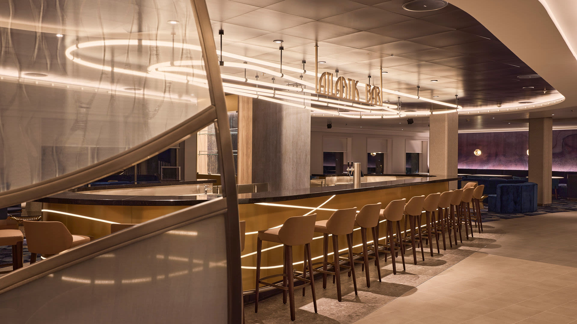 Moderne Bar mit beleuchteter Theke und eleganten Stühlen.