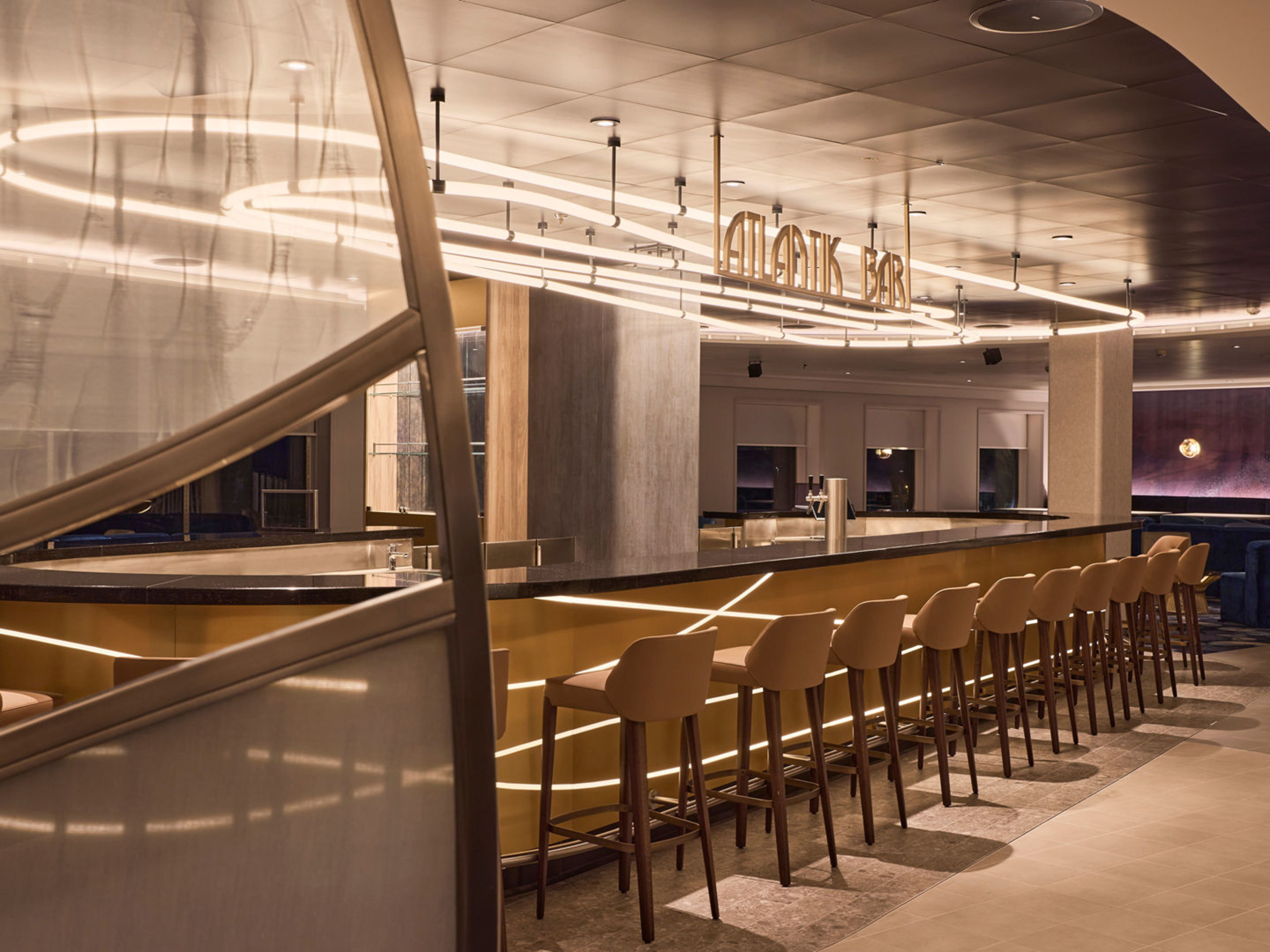 Atlantik Bar Mein Schiff Relax Moderne Bar mit beleuchteter Theke und eleganten Stühlen.