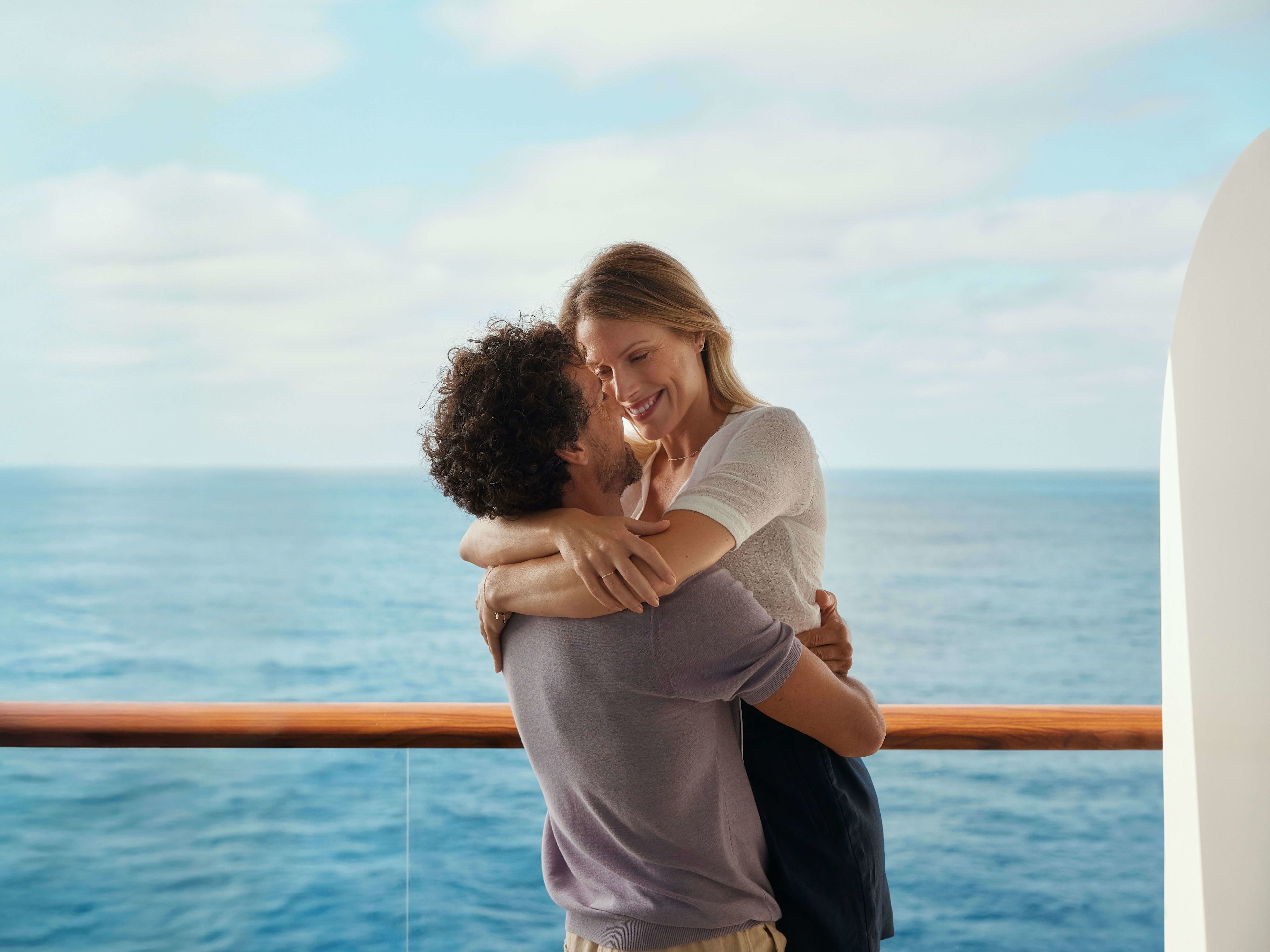 Spontan Meer Paar umarmt sich auf Kreuzfahrtschiff, Meer im Hintergrund.