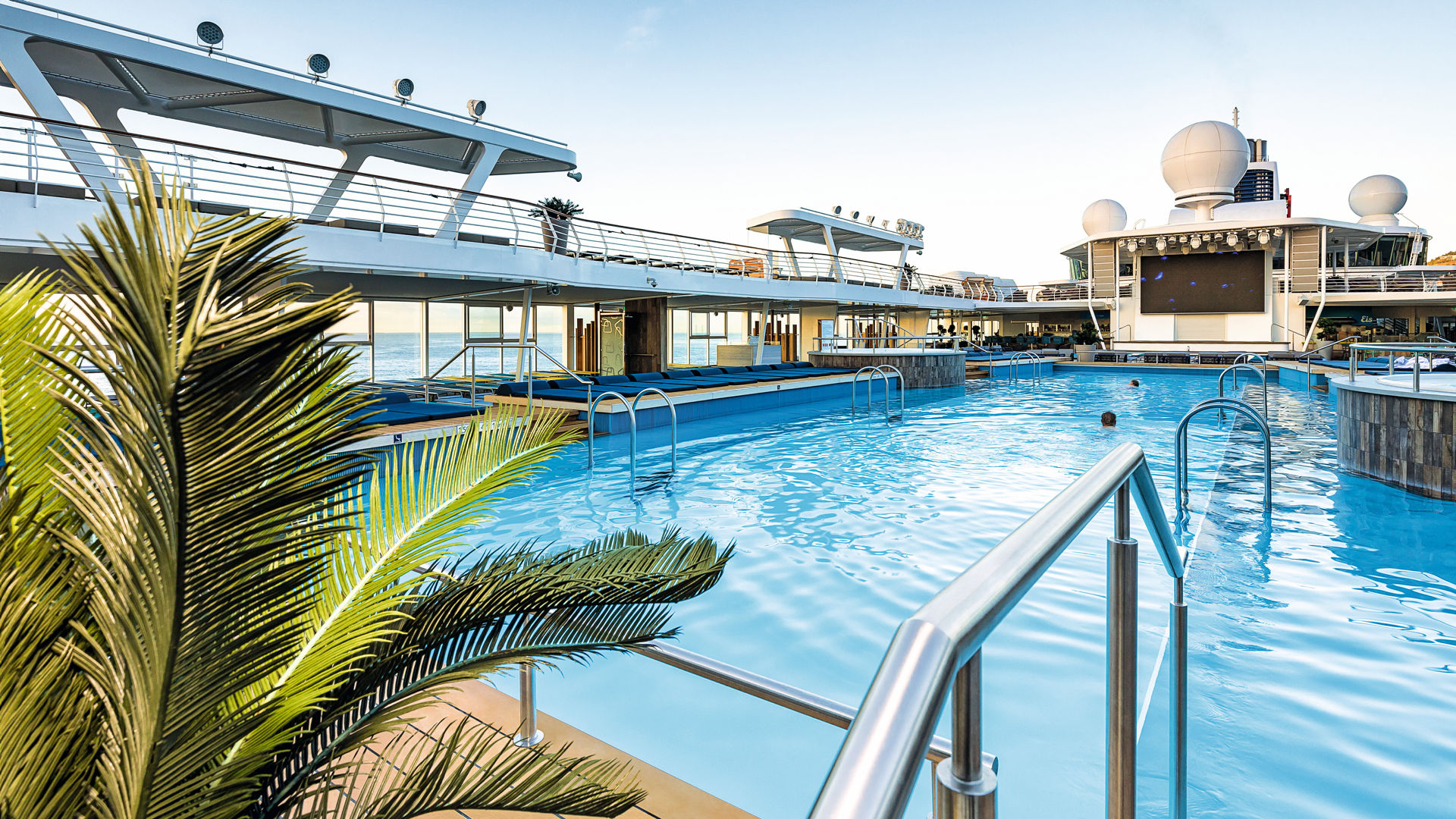 Pooldeck auf Kreuzfahrtschiff der Mein Schiff® Flotte, blauer Himmel.