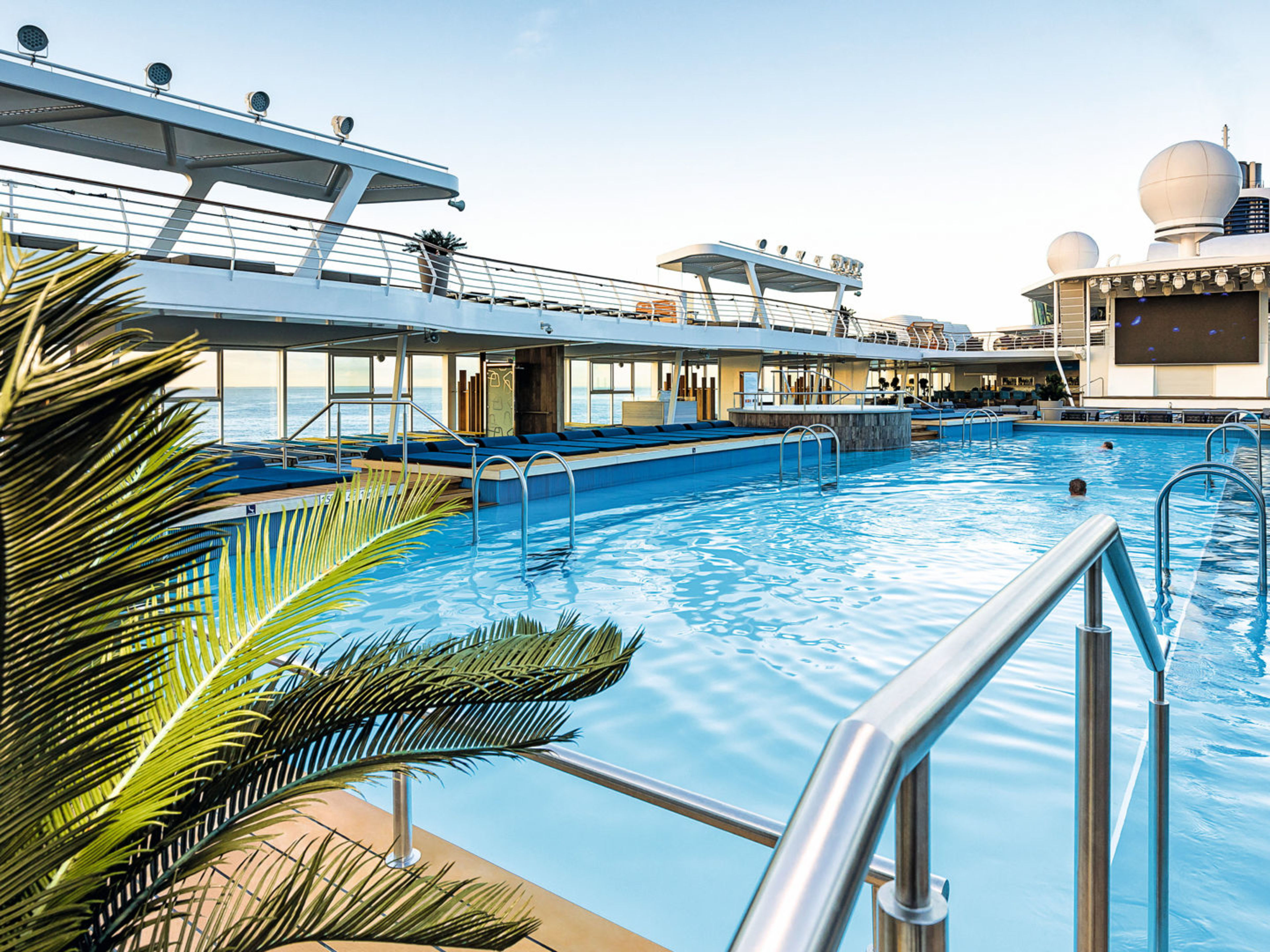 Außenpool auf der Mein Schiff 1 Pooldeck auf Kreuzfahrtschiff der Mein Schiff® Flotte, blauer Himmel.
