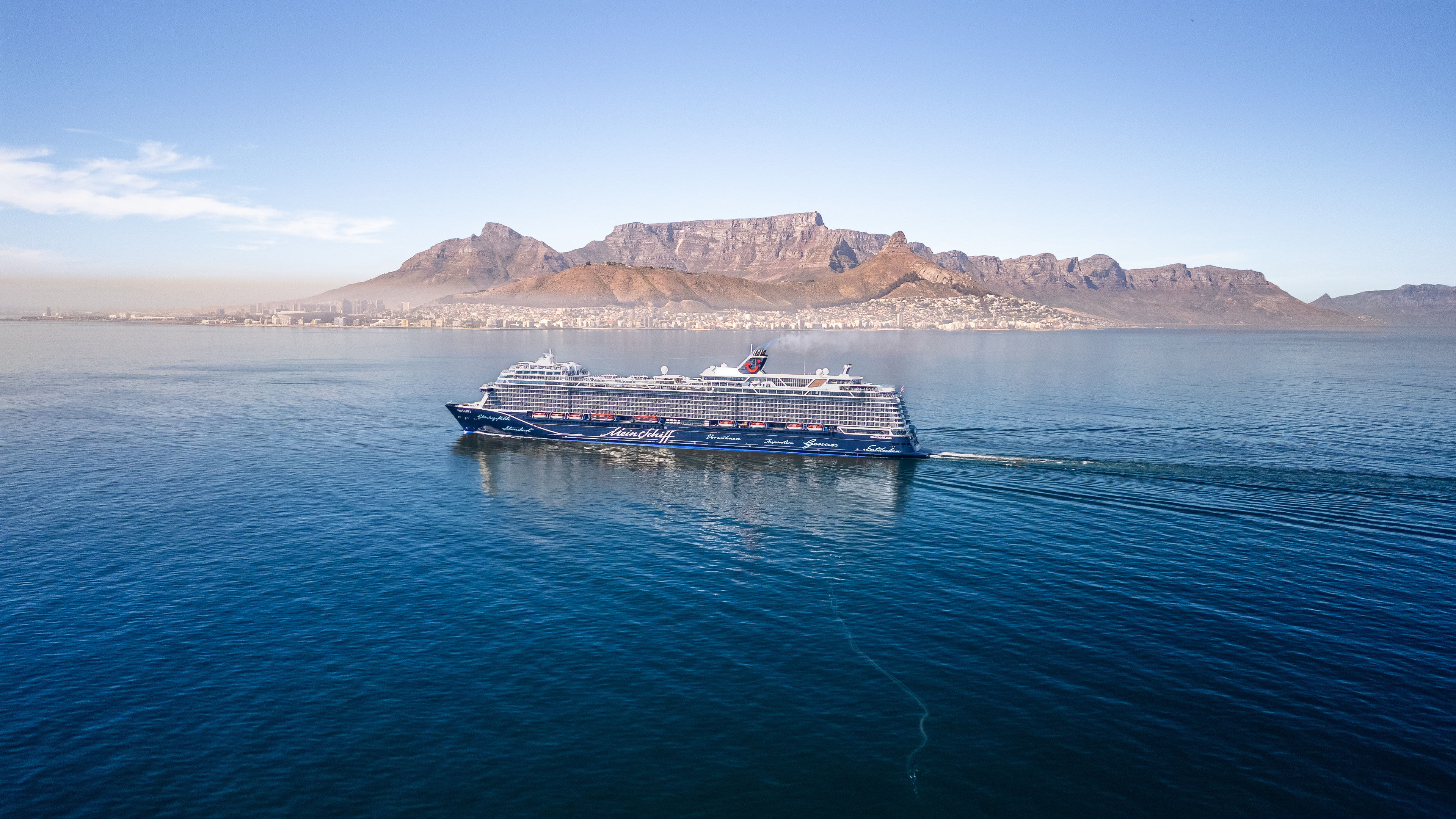 Mein Schiff vor Kapstadt Kreuzfahrtschiff der Mein Schiff® Flotte vor Tafelberg, Kapstadt.