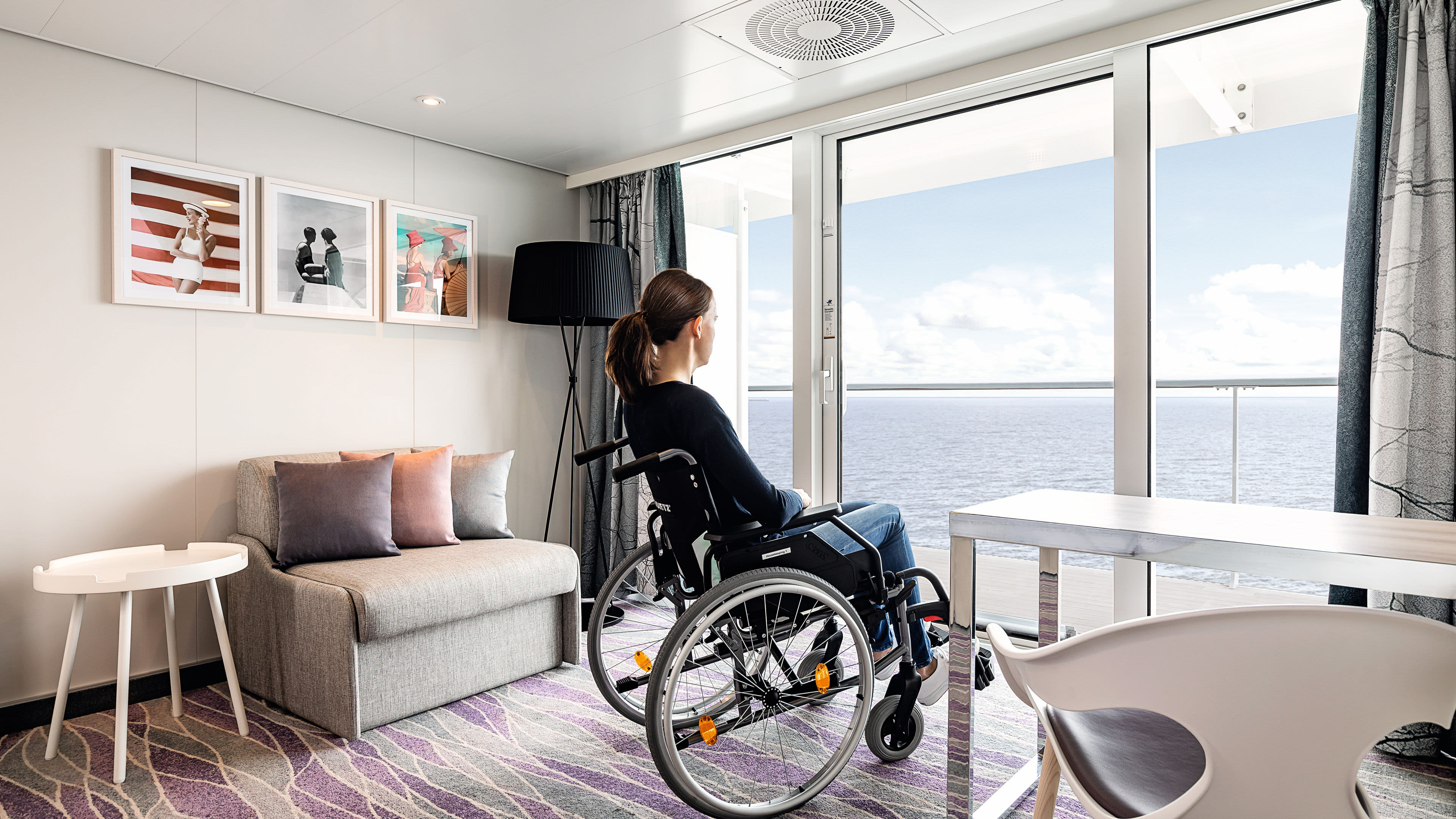 Frau im Rollstuhl blickt aufs Meer durch Balkontür. Frau im Rollstuhl blickt aufs Meer durch Balkontür.