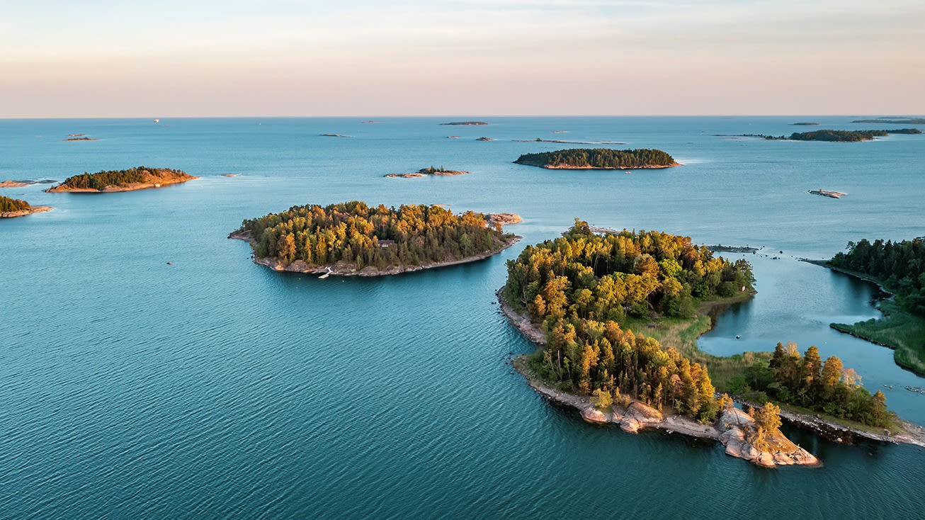 Schärenlandschaft um Stockholm / Schweden Inseln im Archipel, umgeben von blauem Meer, Sonnenuntergang.