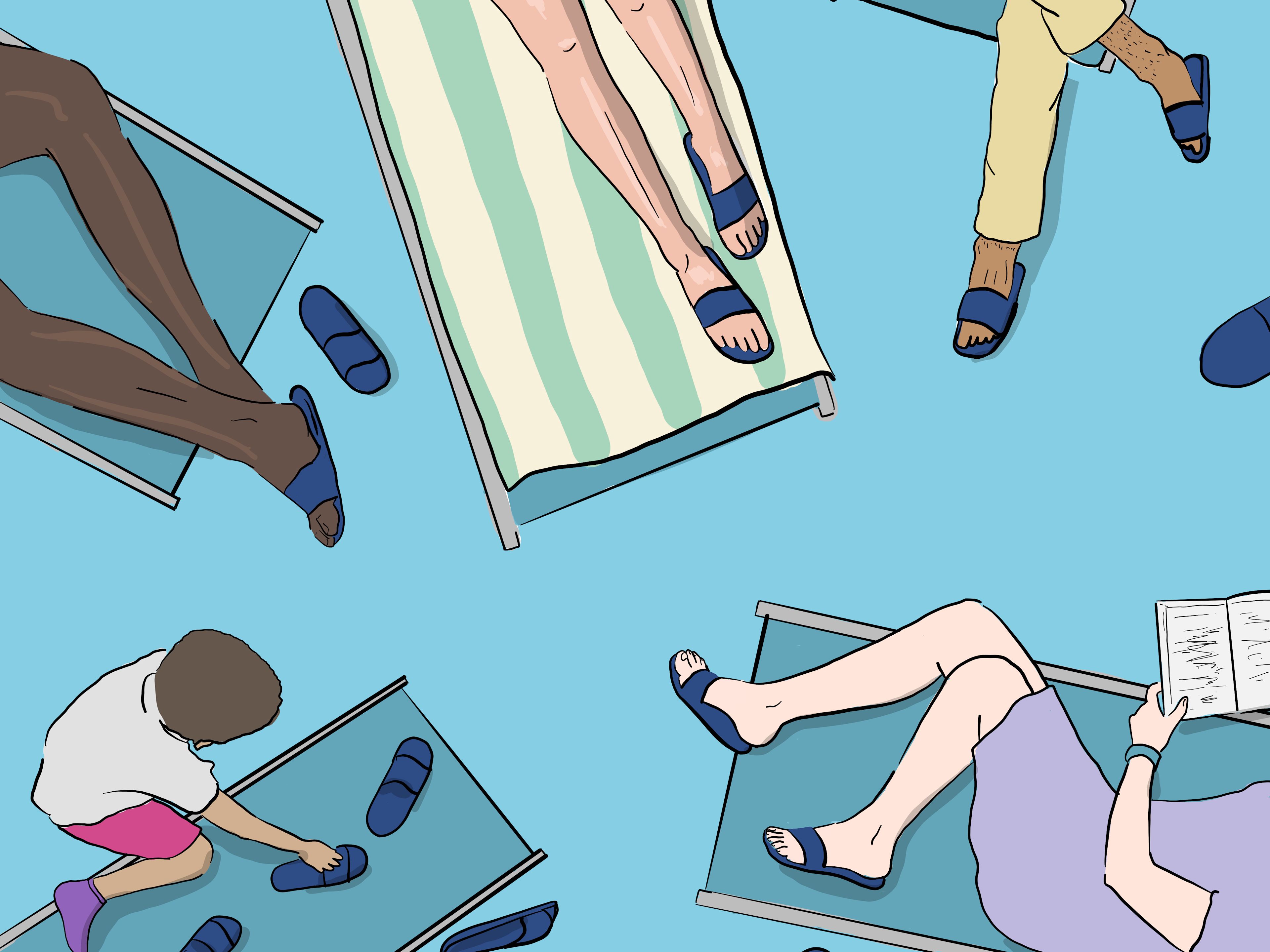 Menschen entspannen auf Liegestühlen am Pool, blaue Sandalen. Menschen entspannen auf Liegestühlen am Pool, blaue Sandalen.