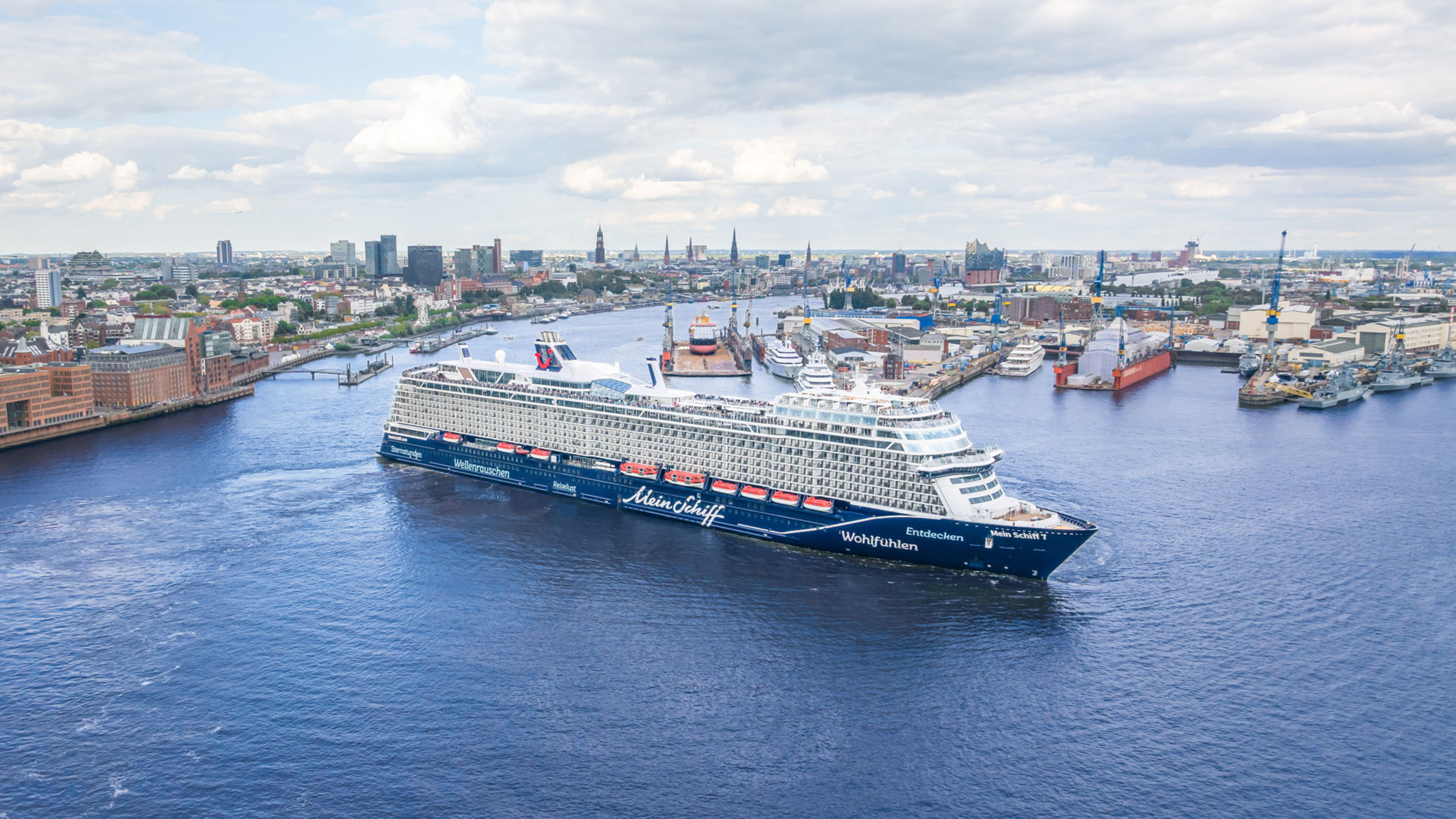 Kreuzfahrtschiff der Mein Schiff® Flotte im Hamburger Hafen. Kreuzfahrtschiff der Mein Schiff® Flotte im Hamburger Hafen.