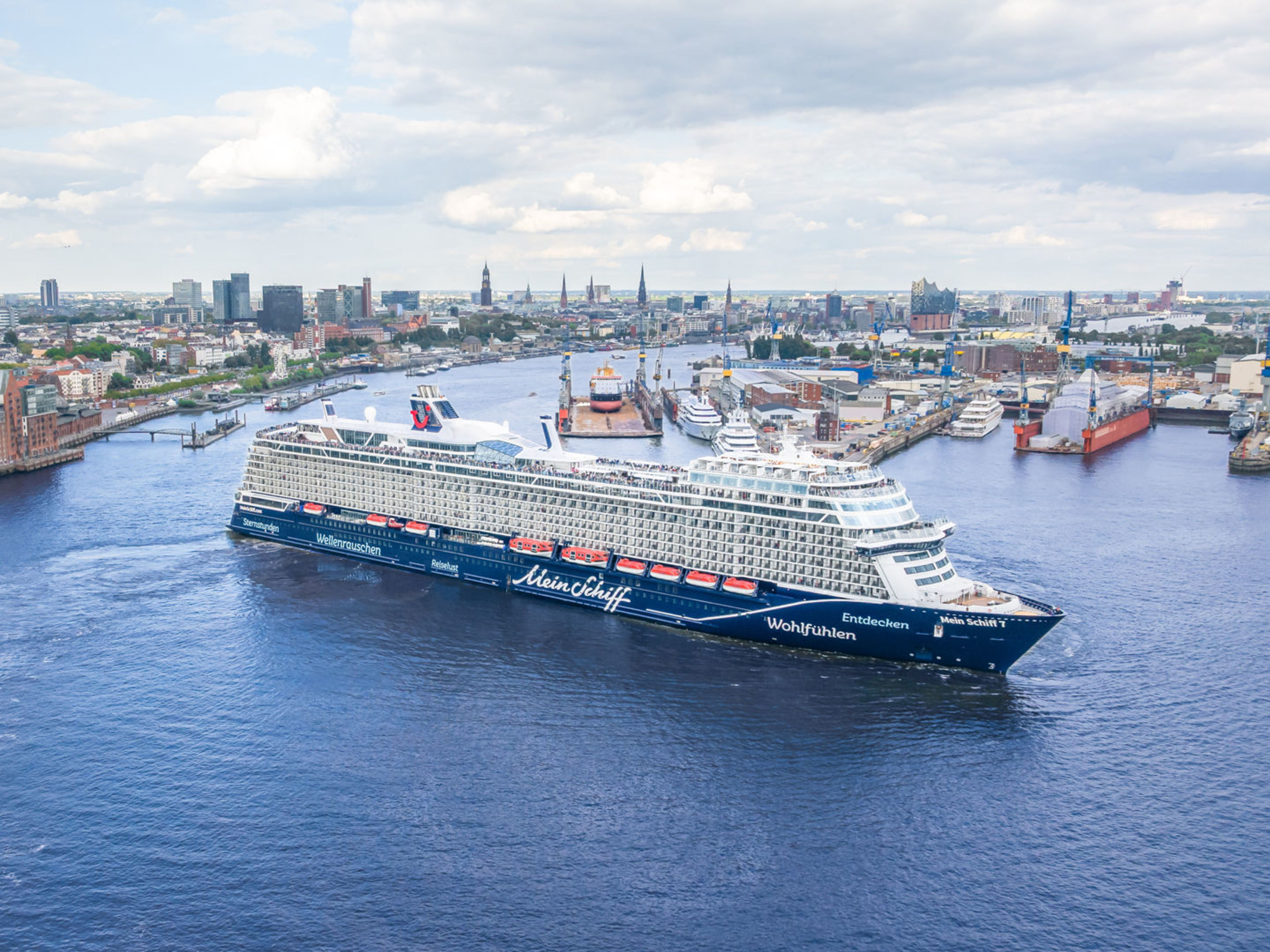 Mein Schiff 7 in Hamburg Kreuzfahrtschiff der Mein Schiff® Flotte im Hamburger Hafen.
