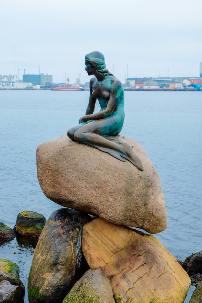 Kopenhagen Die kleine Meerjungfrau-Statue auf Felsen in Kopenhagen.