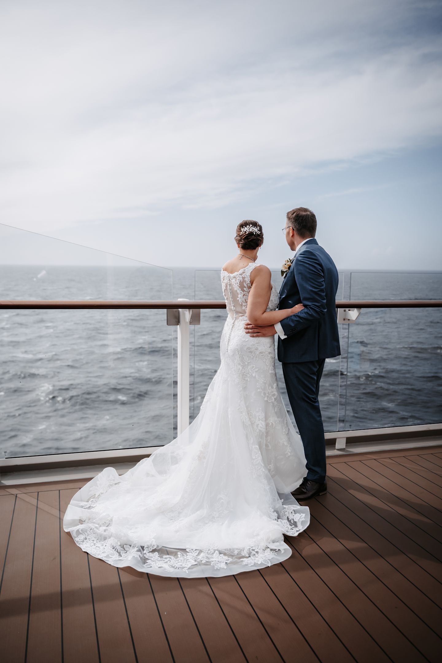 Brautpaar auf Kreuzfahrtschiff der Mein Schiff® Flotte, Meerblick.