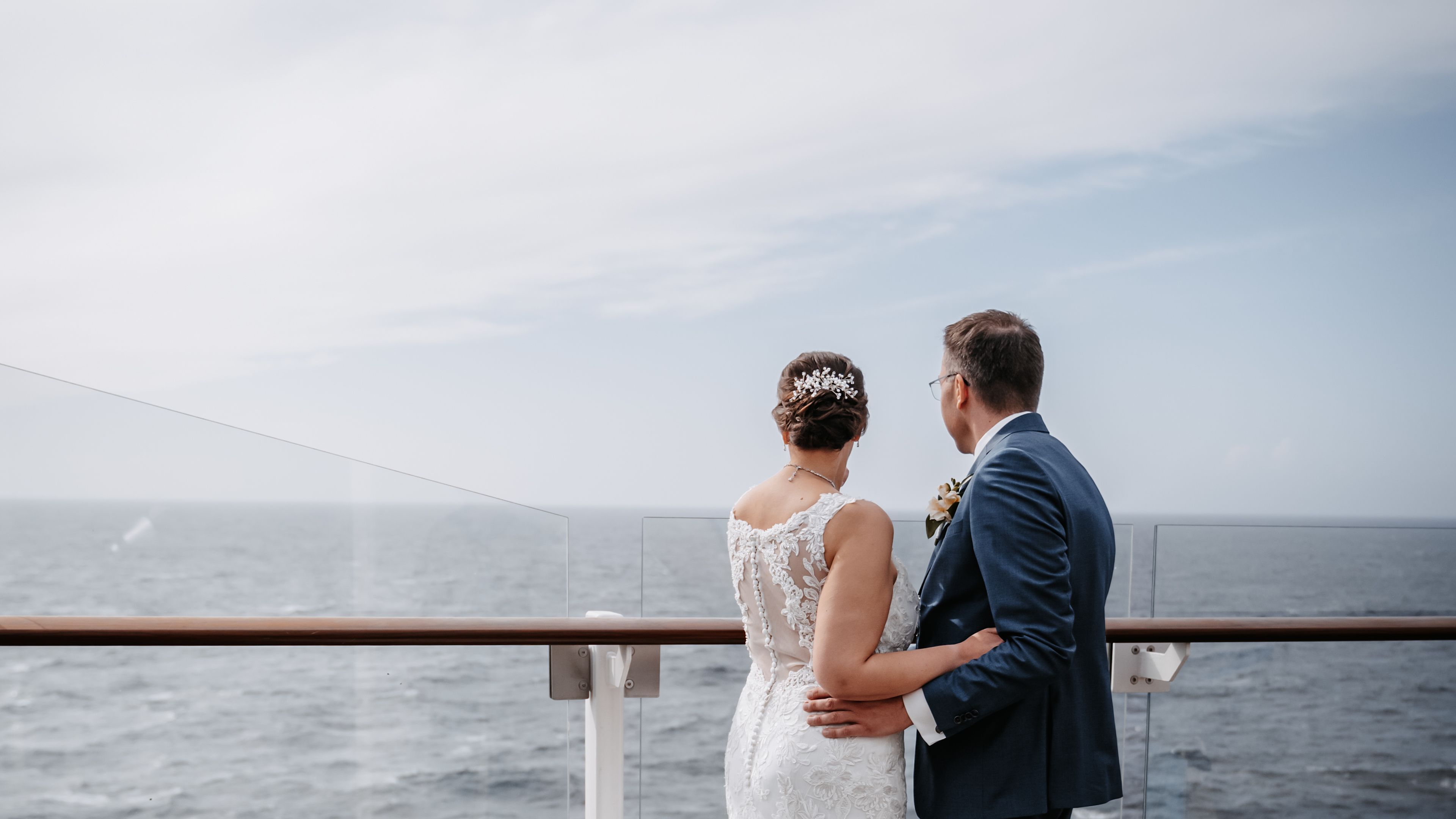 Kirchliche Trauung (4) Brautpaar auf Kreuzfahrtschiff der Mein Schiff® Flotte, Meerblick.