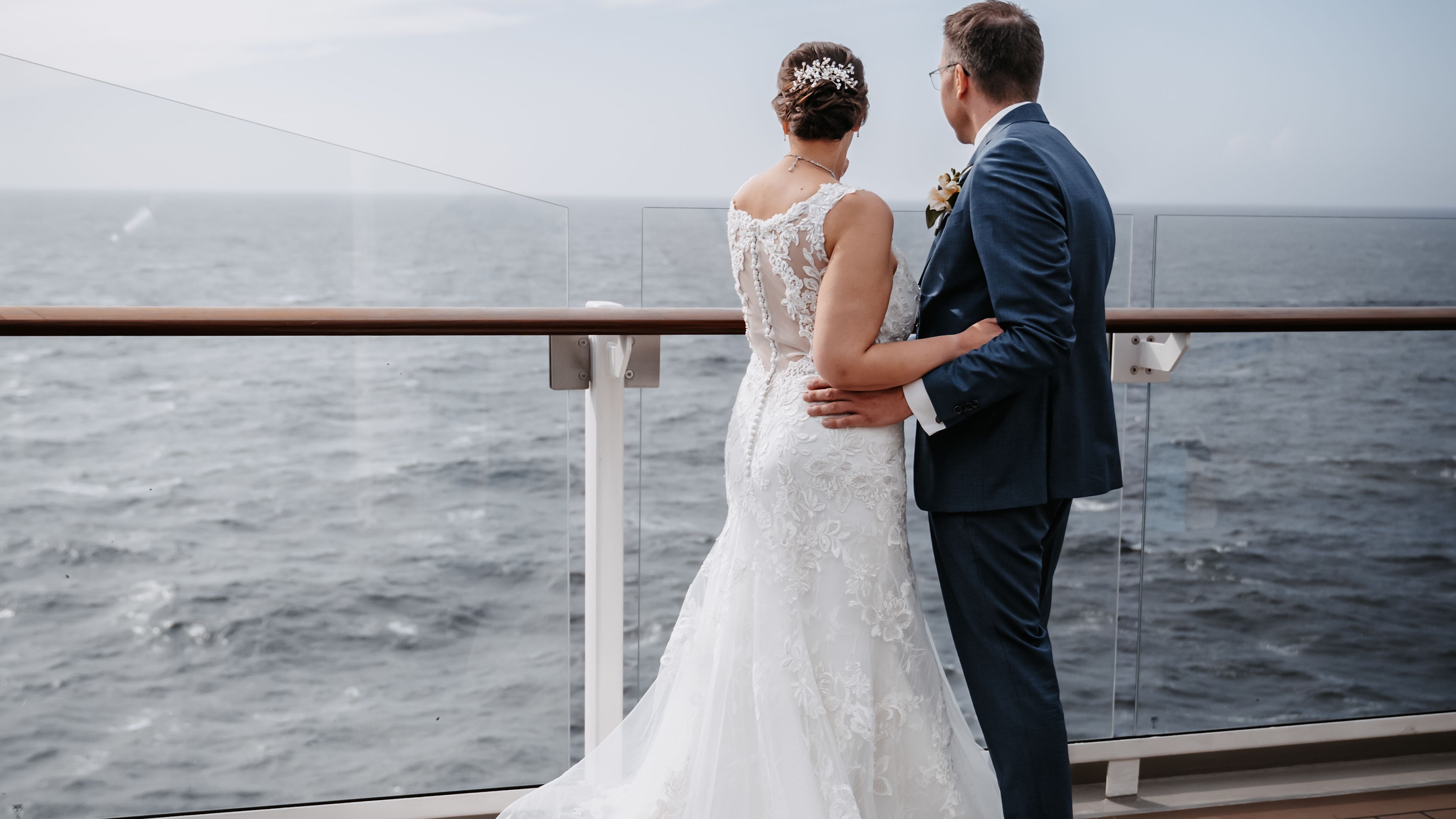 Brautpaar auf Kreuzfahrtschiff der Mein Schiff® Flotte, Meerblick. Brautpaar auf Kreuzfahrtschiff der Mein Schiff® Flotte, Meerblick.