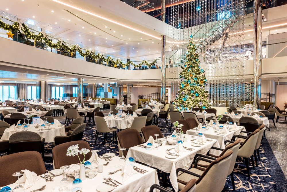 Weihnachtlich dekoriertes Restaurant auf Kreuzfahrtschiff der Mein Schiff® Flotte.