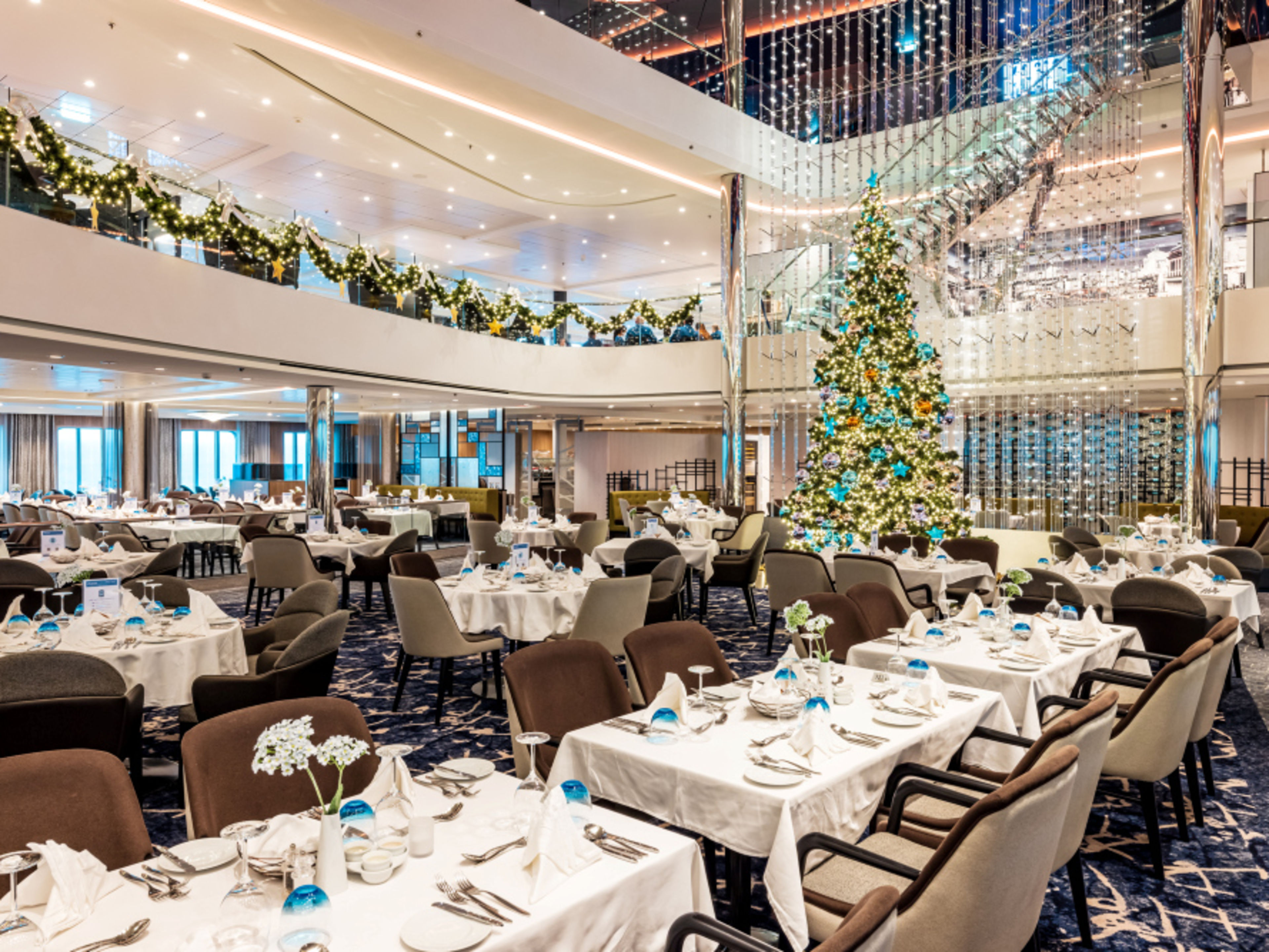 Weihnachtlich dekoriertes Restaurant auf Kreuzfahrtschiff der Mein Schiff® Flotte. Weihnachtlich dekoriertes Restaurant auf Kreuzfahrtschiff der Mein Schiff® Flotte.