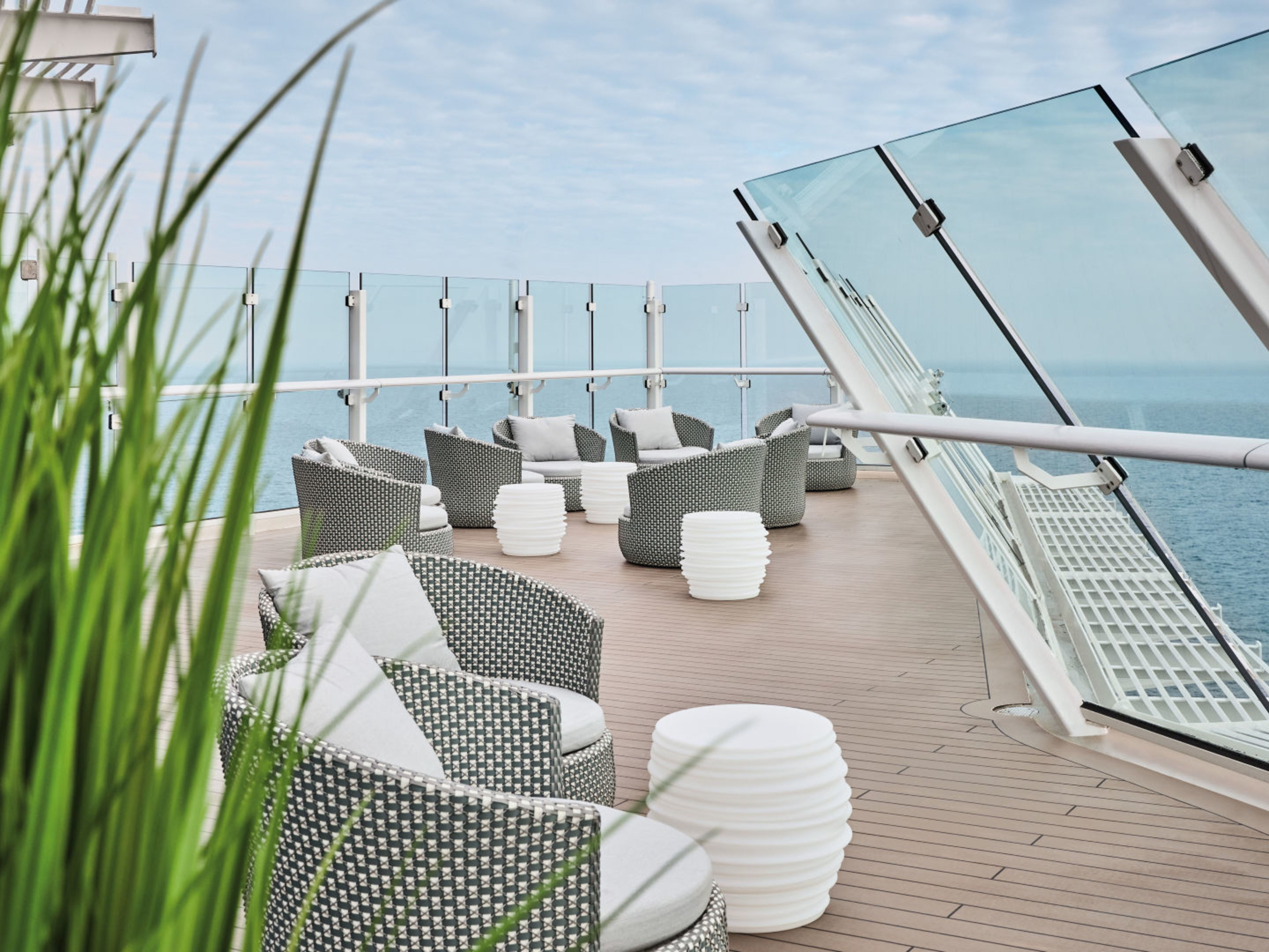 Sitzbereich auf Kreuzfahrtschiff der Mein Schiff® Flotte mit Meerblick. Sitzbereich auf Kreuzfahrtschiff der Mein Schiff® Flotte mit Meerblick.