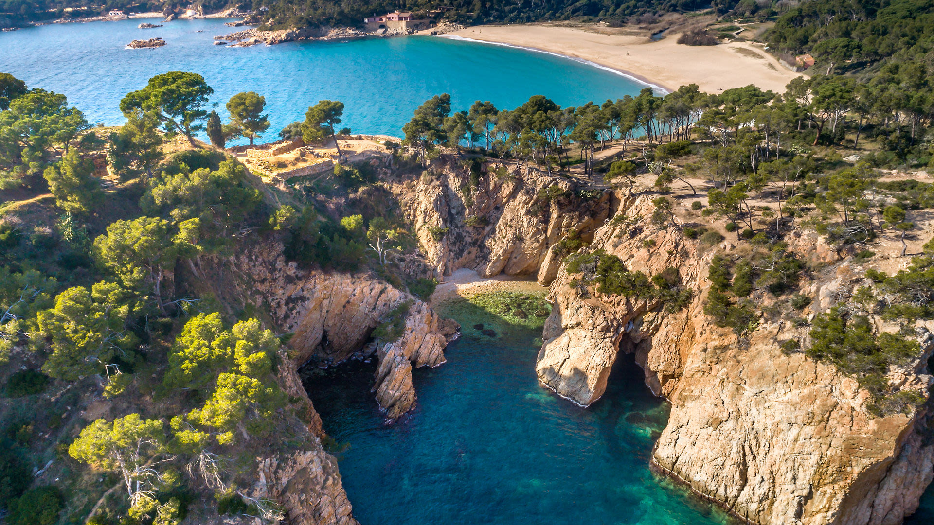 Küste mit Klippen und türkisfarbenem Wasser an der Costa Brava.