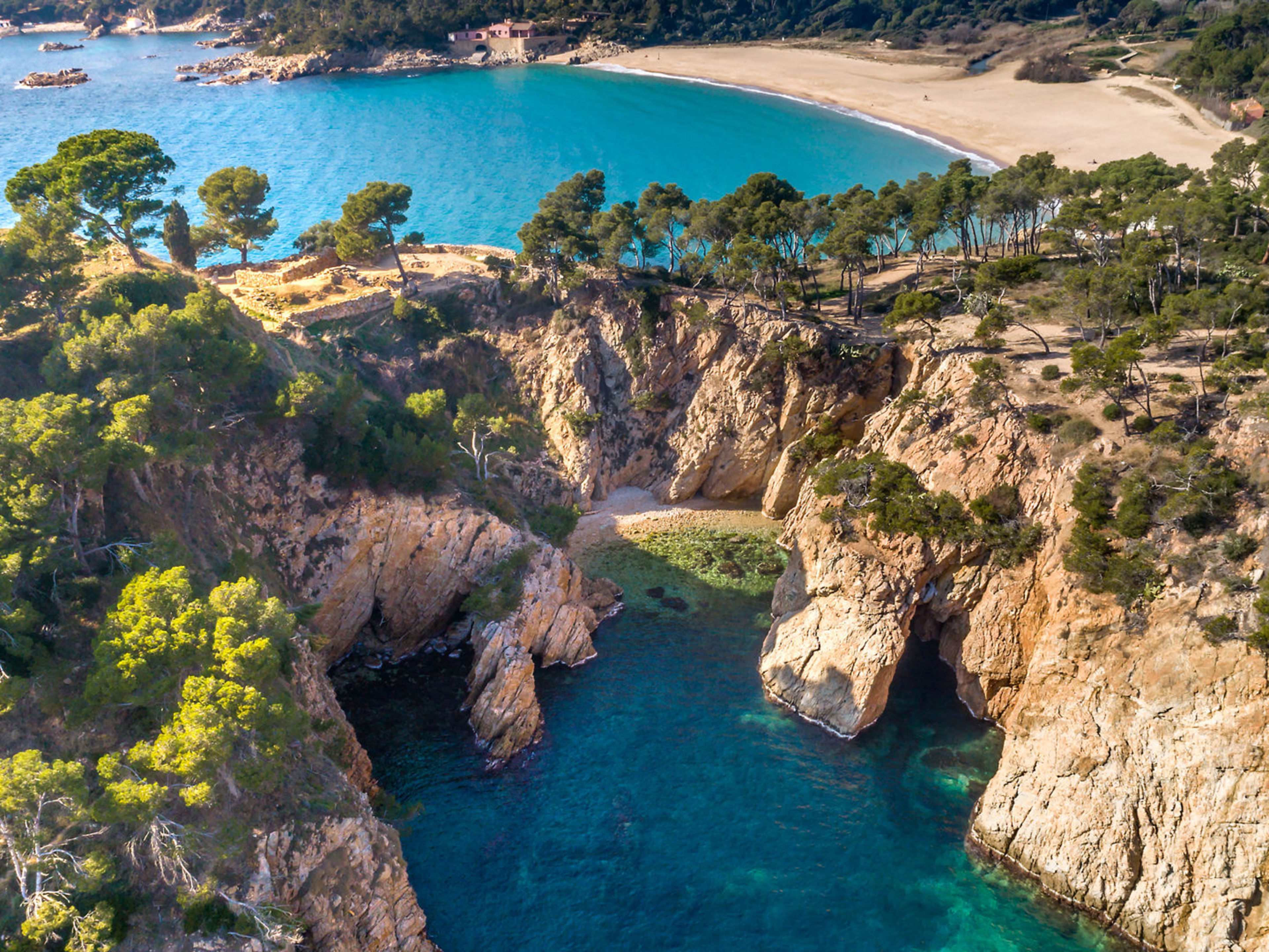 Küste mit Klippen und türkisfarbenem Wasser an der Costa Brava. Küste mit Klippen und türkisfarbenem Wasser an der Costa Brava.