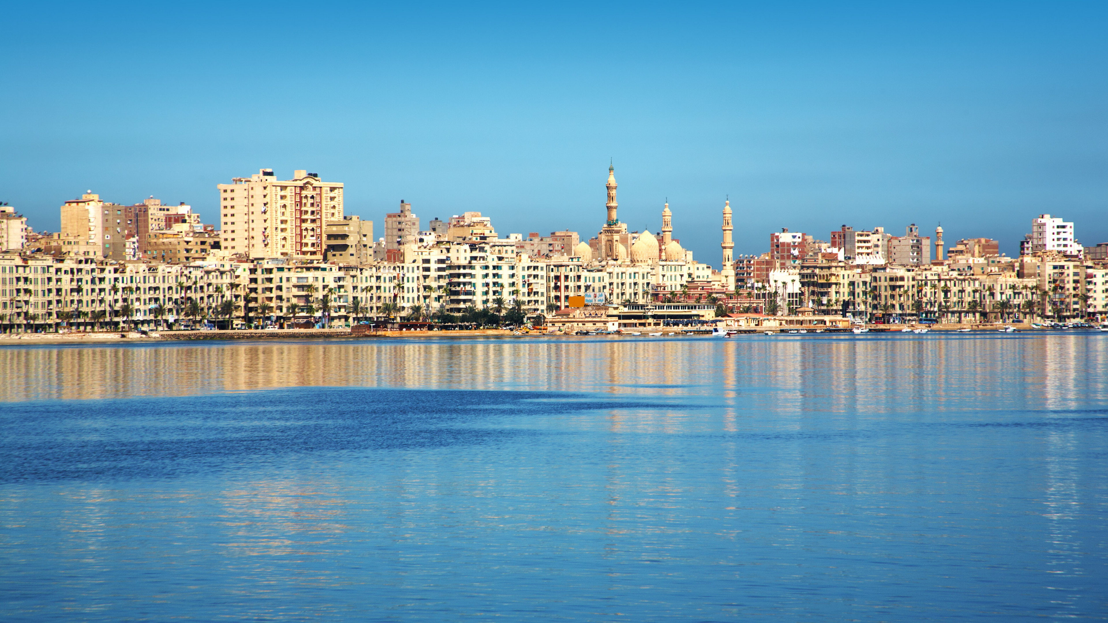 Stadtansicht von Alexandria, Ägypten, mit blauem Himmel und Meer.