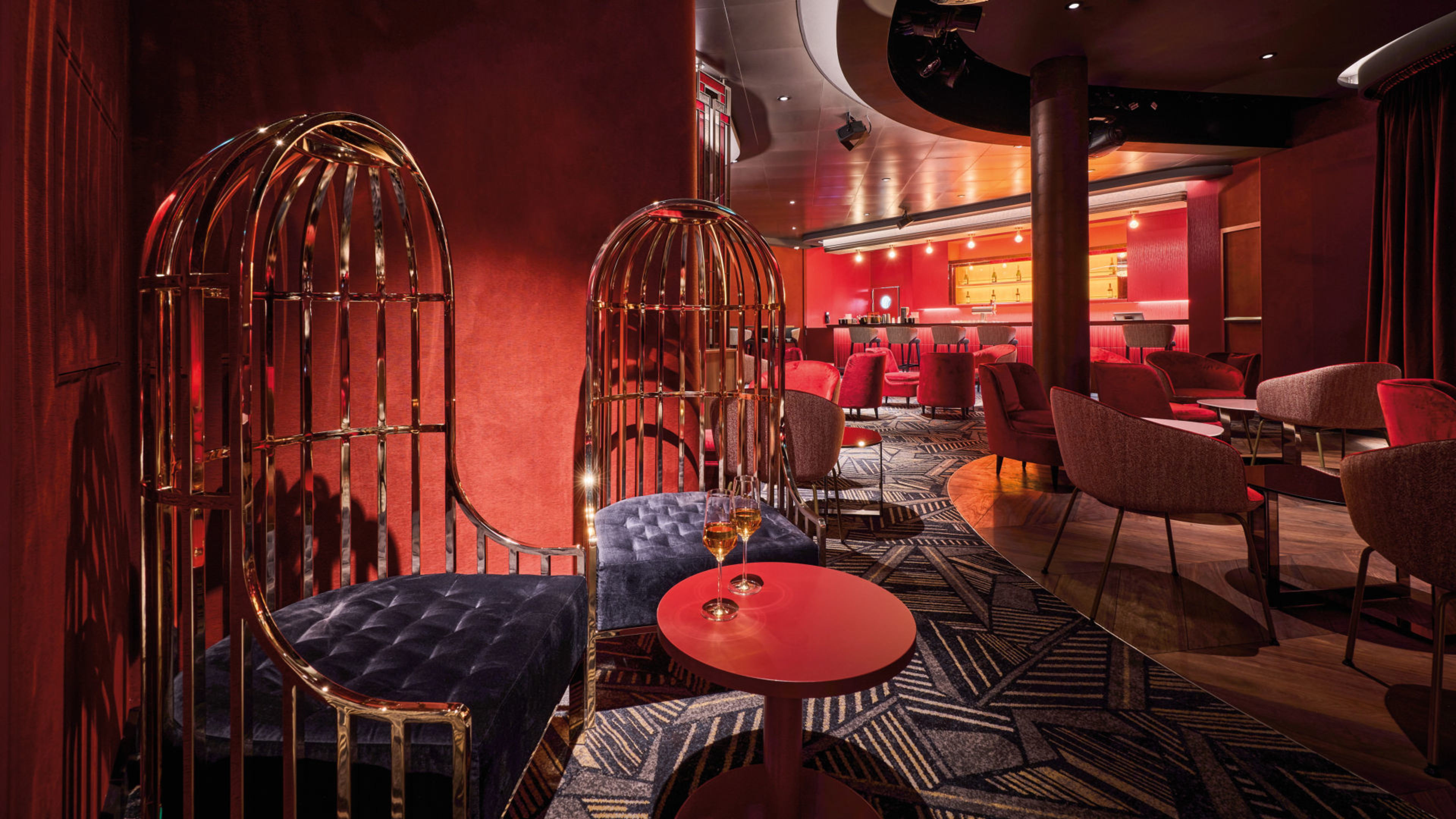 Elegante rote Lounge mit goldenen Käfigstühlen und Bar. Elegante rote Lounge mit goldenen Käfigstühlen und Bar.