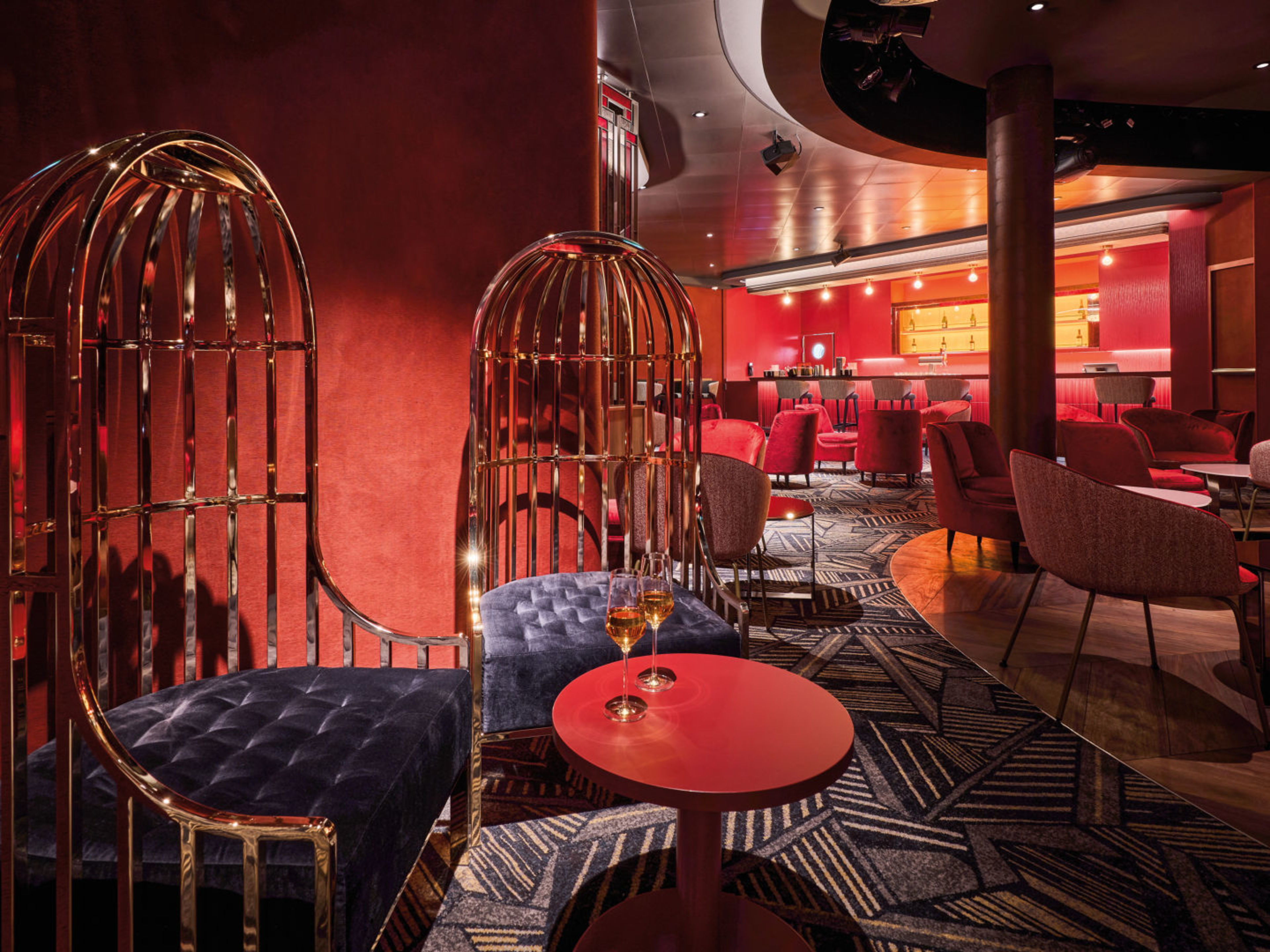Elegante rote Lounge mit goldenen Käfigstühlen und Bar. Elegante rote Lounge mit goldenen Käfigstühlen und Bar.