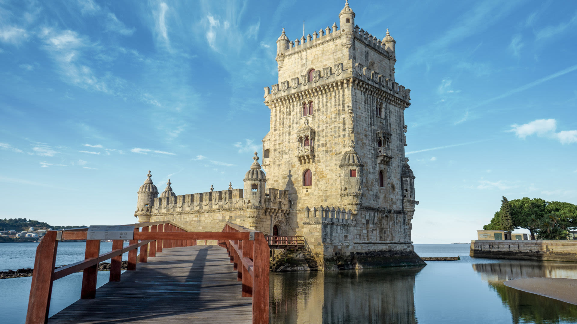Torre de Belém in Lissabon, blauer Himmel, Wasser, Holzsteg.