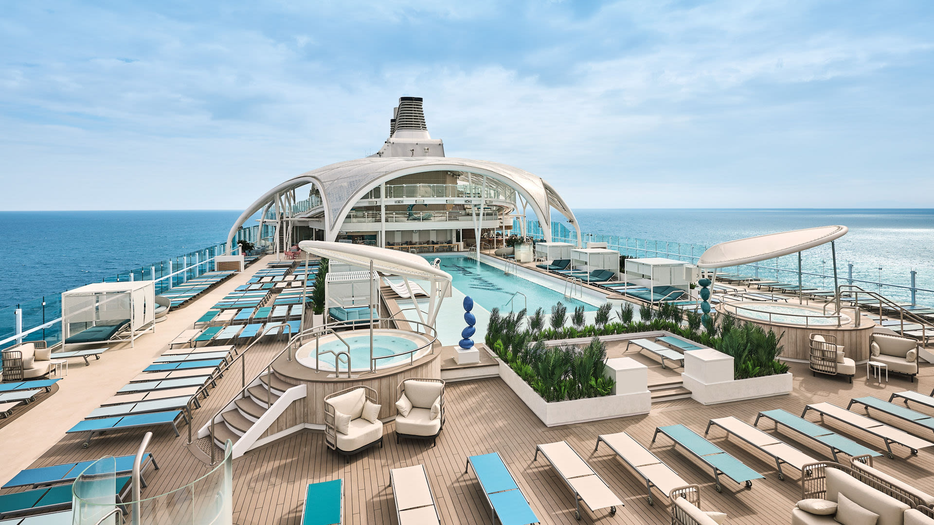 Pooldeck auf Kreuzfahrtschiff der Mein Schiff® Flotte, Liegestühle, Meerblick.