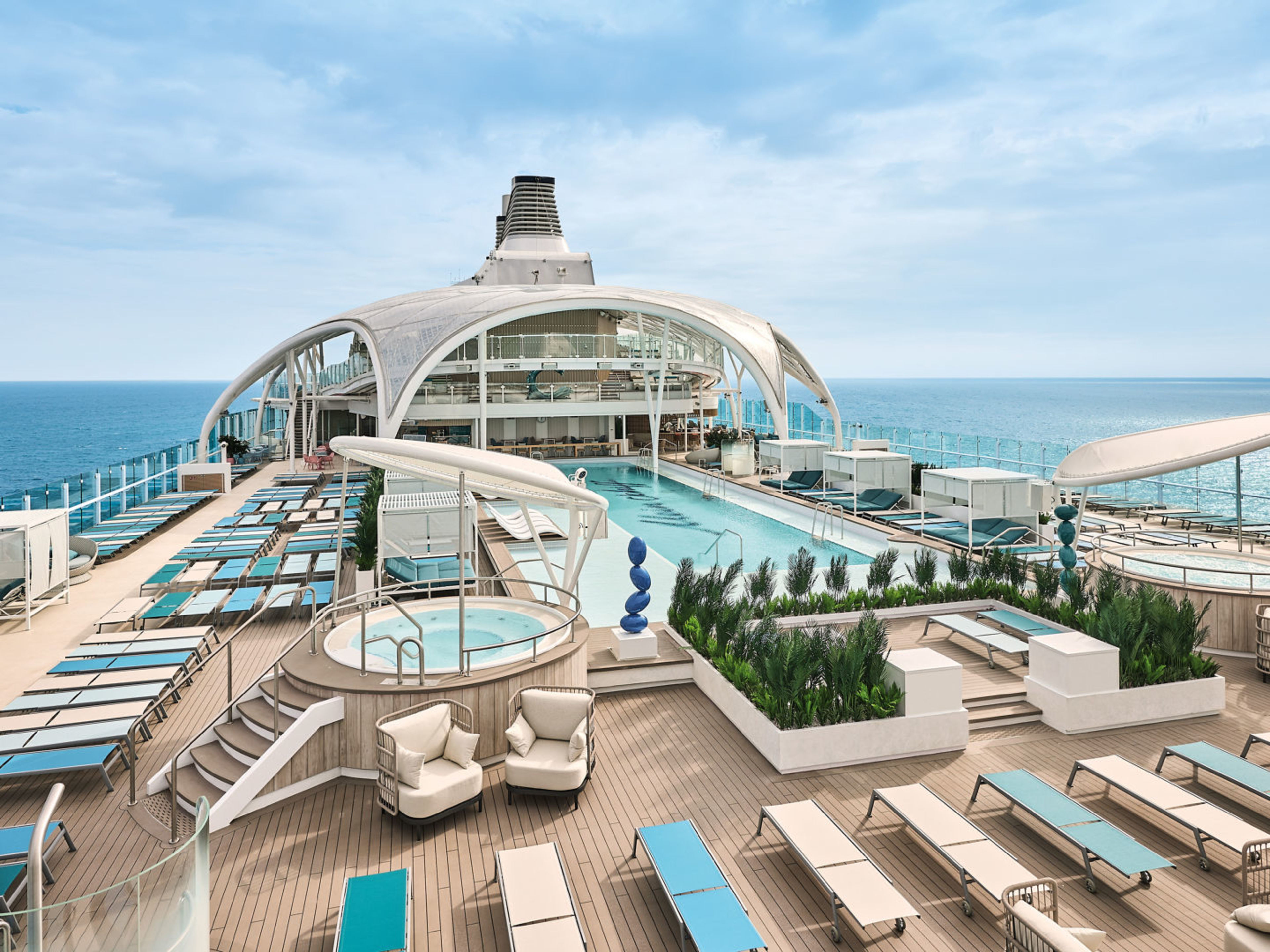 Pooldeck auf Kreuzfahrtschiff der Mein Schiff® Flotte, Liegestühle, Meerblick. Pooldeck auf Kreuzfahrtschiff der Mein Schiff® Flotte, Liegestühle, Meerblick.