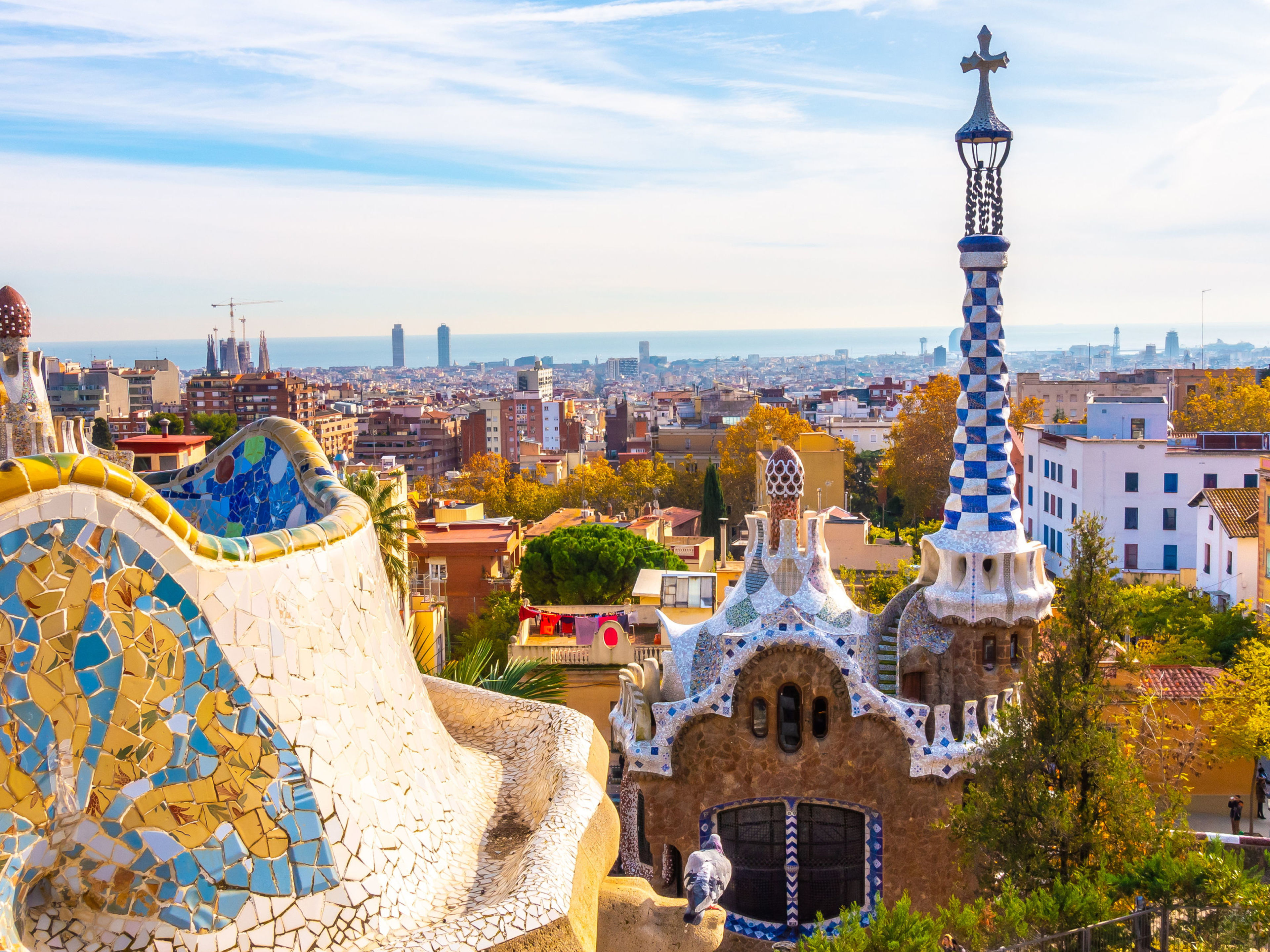 Barcelona Park Güell in Barcelona mit Mosaiken und Stadtblick.