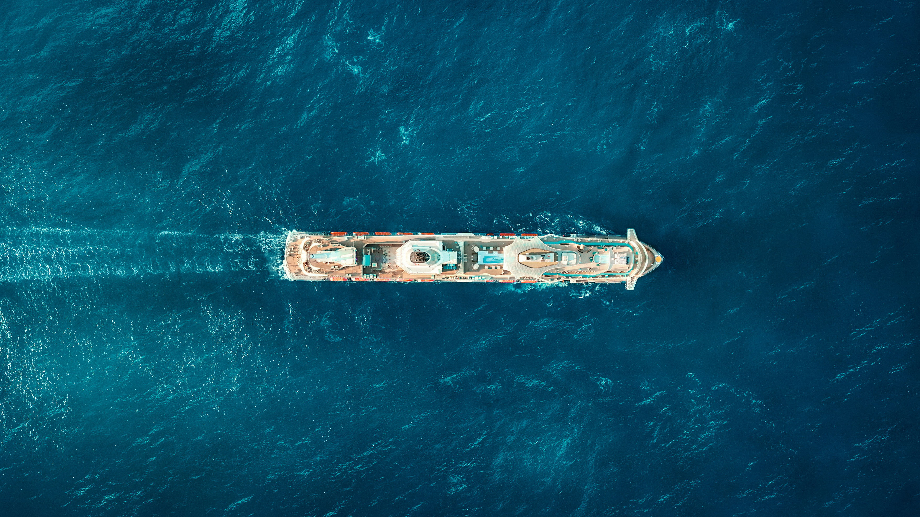 Kreuzfahrtschiff der Mein Schiff® Flotte auf blauem Meer von oben.