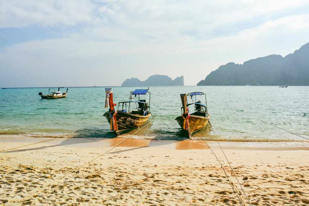 Zwei Longtail-Boote am Strand von Ko Phi Phi, Thailand.