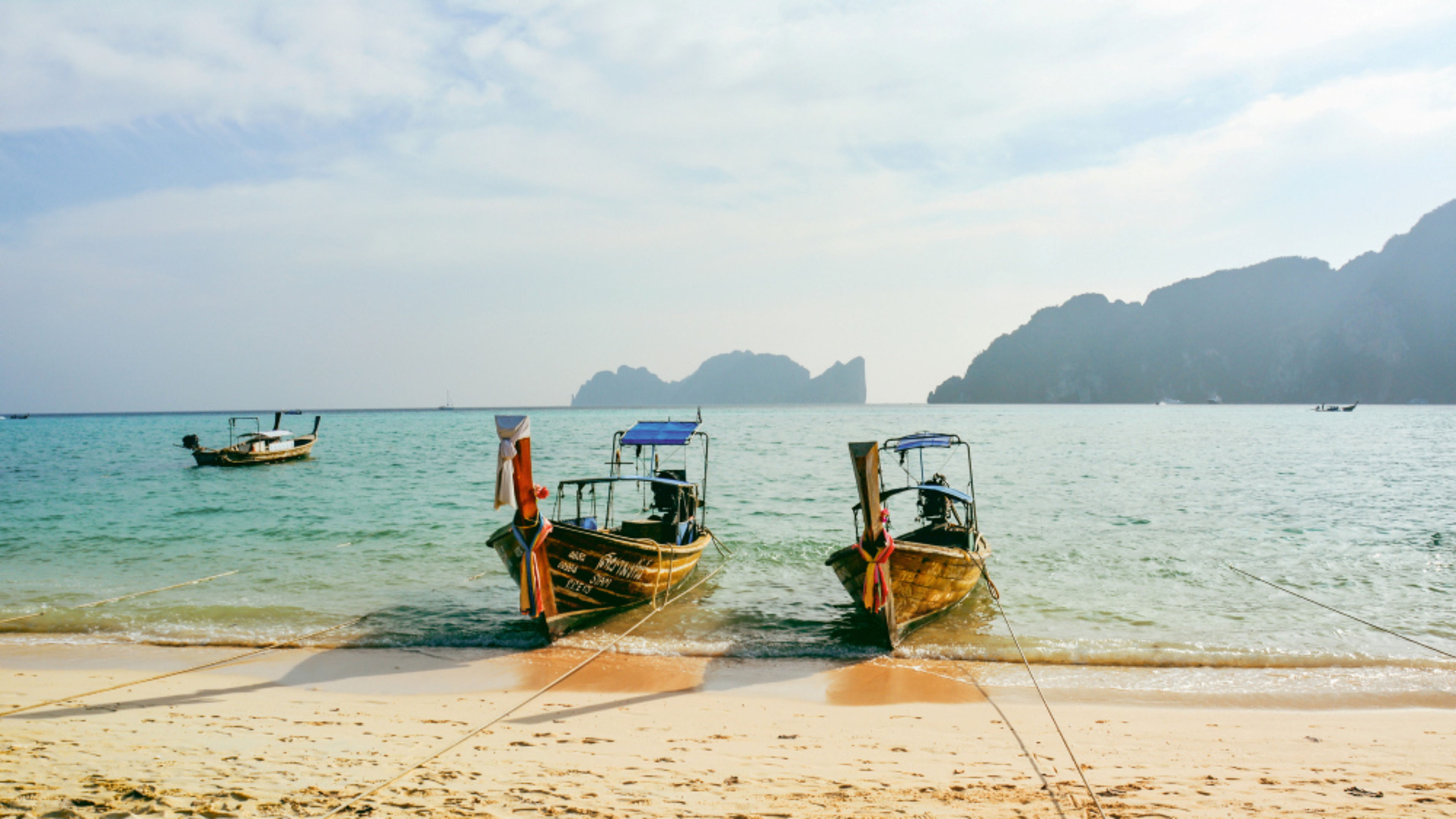 Koh Samui Thailand Zwei Longtail-Boote am Strand von Ko Phi Phi, Thailand.