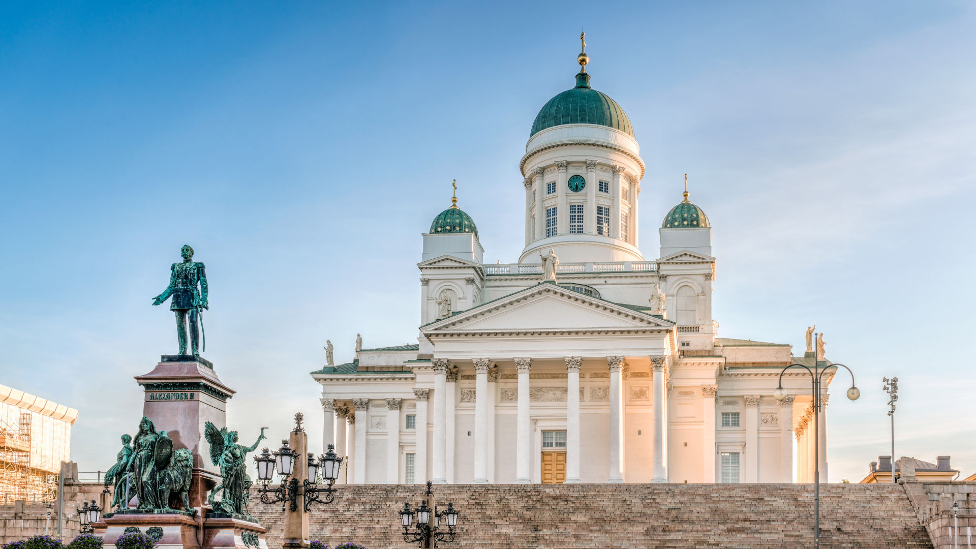 Helsinki Dom und Alexander II Statue bei Sonnenuntergang.