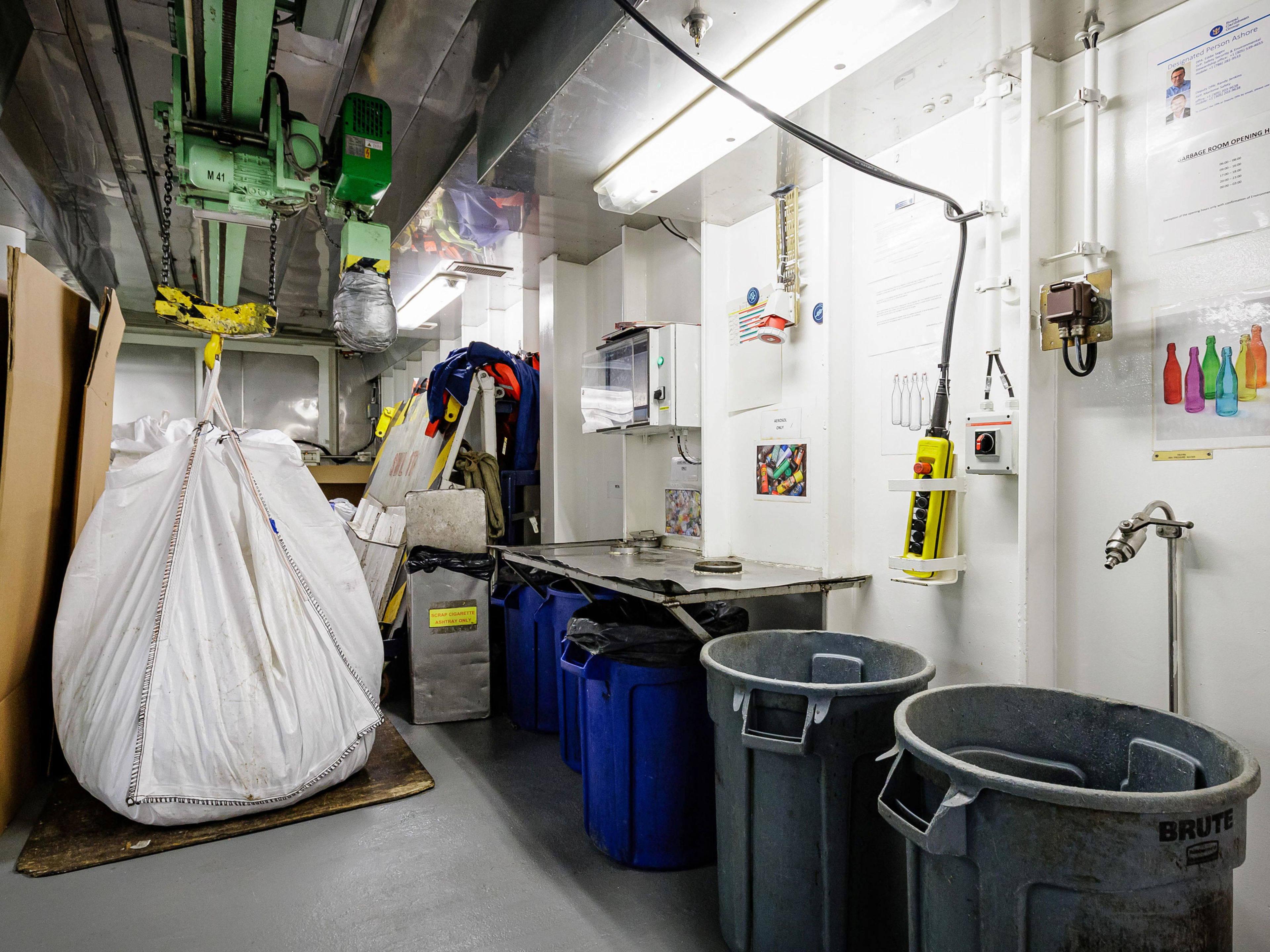 Nachhaltigkeit - Abfallmanagement Industrieller Raum mit Mülltonnen und Recyclingmaterial.