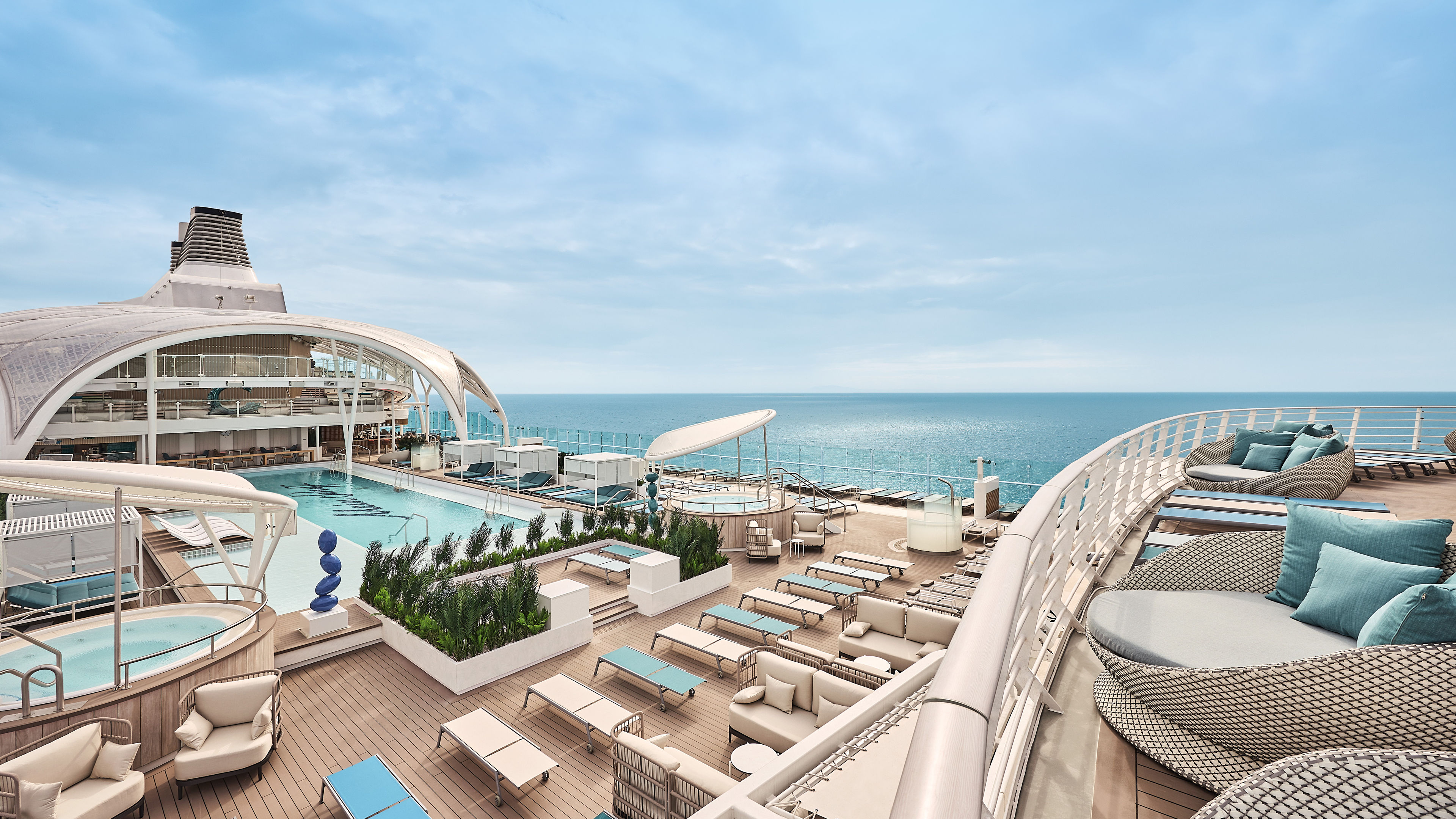 Pooldeck auf Kreuzfahrtschiff der Mein Schiff® Flotte, Blick aufs Meer.