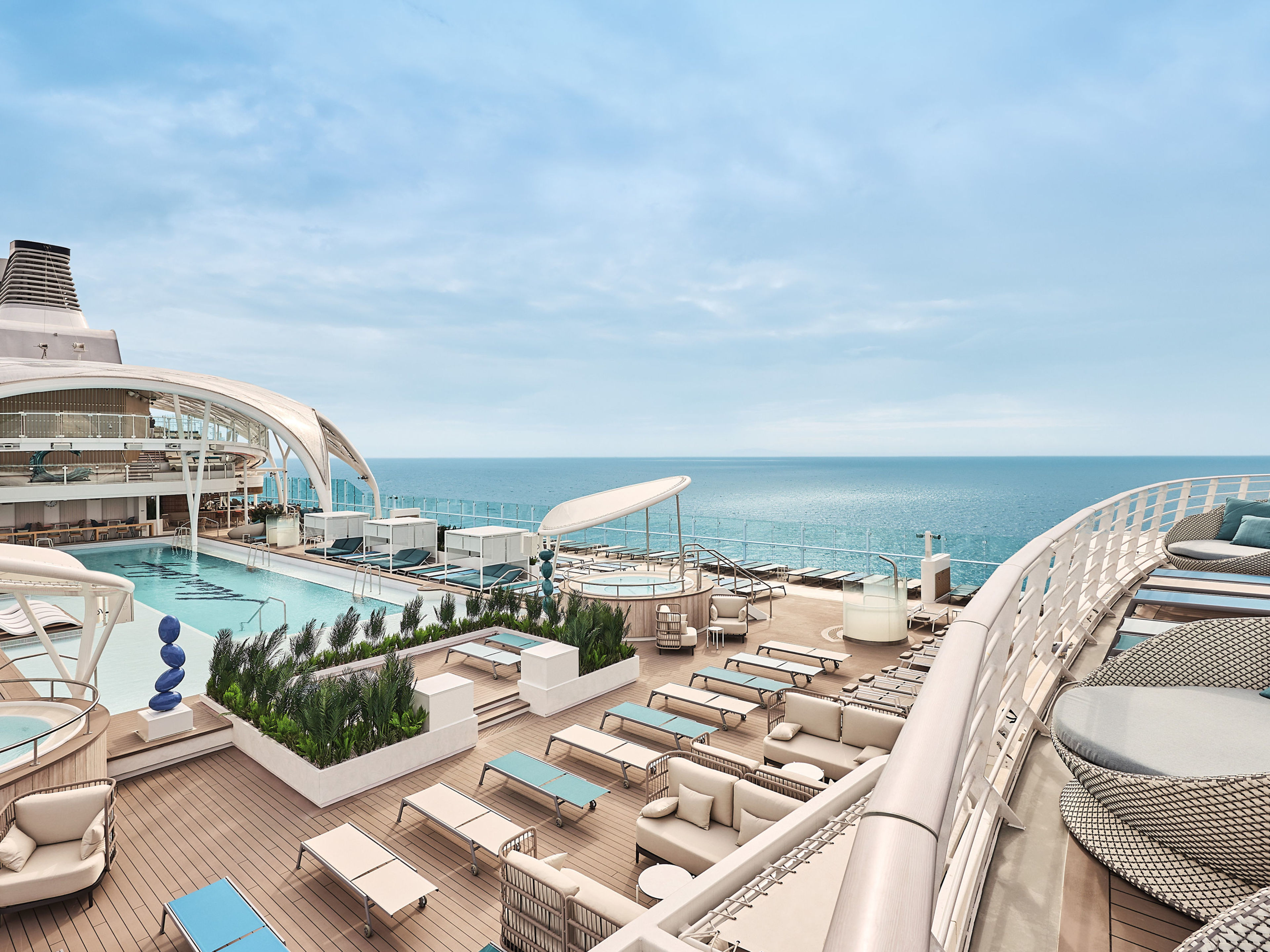 Mein Schiff Relax Sonnendeck Pooldeck auf Kreuzfahrtschiff der Mein Schiff® Flotte, Blick aufs Meer.