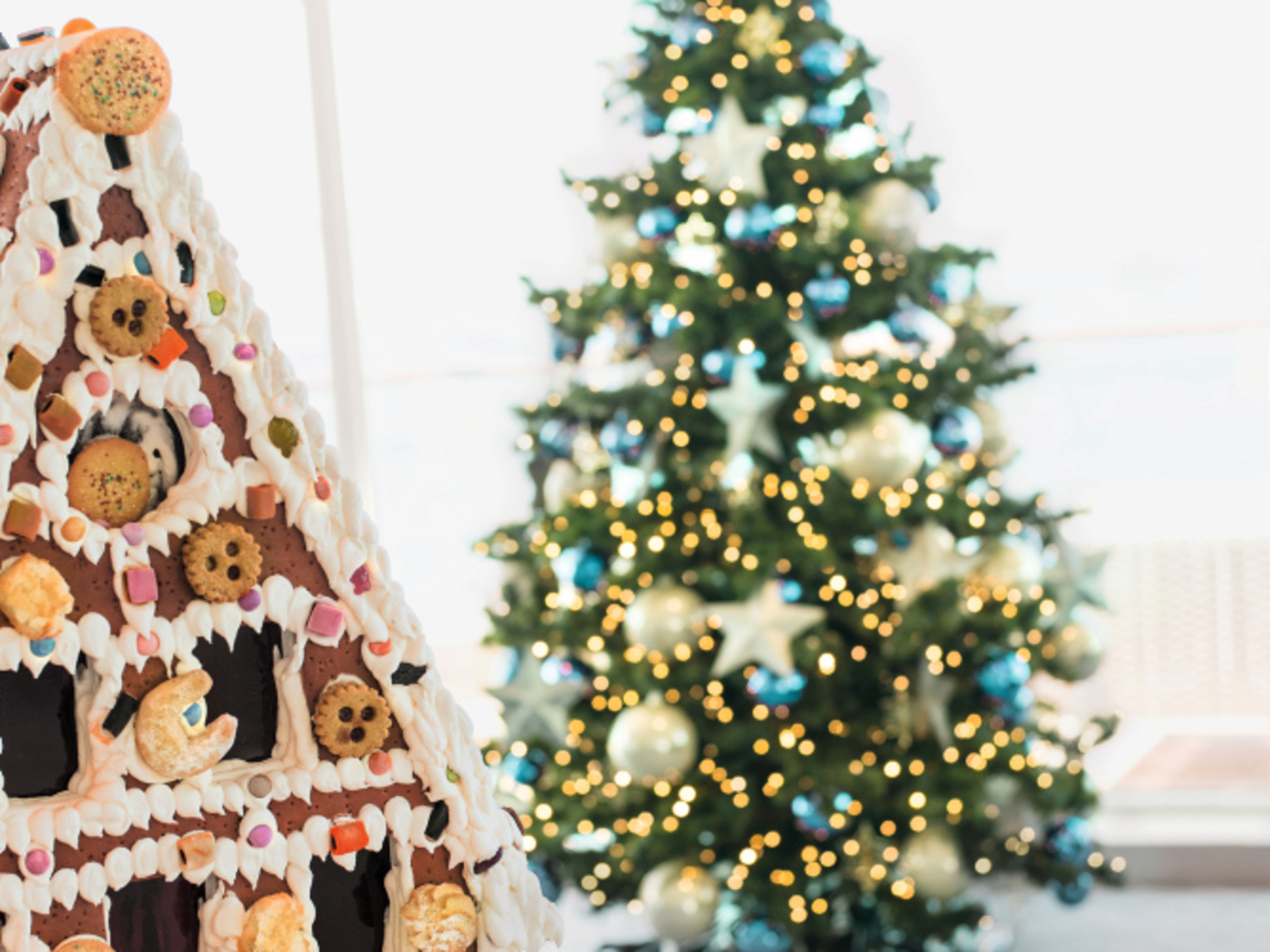 Weihnachten an Bord Lebkuchenhaus und Weihnachtsbaum mit Lichtern und Keksen.