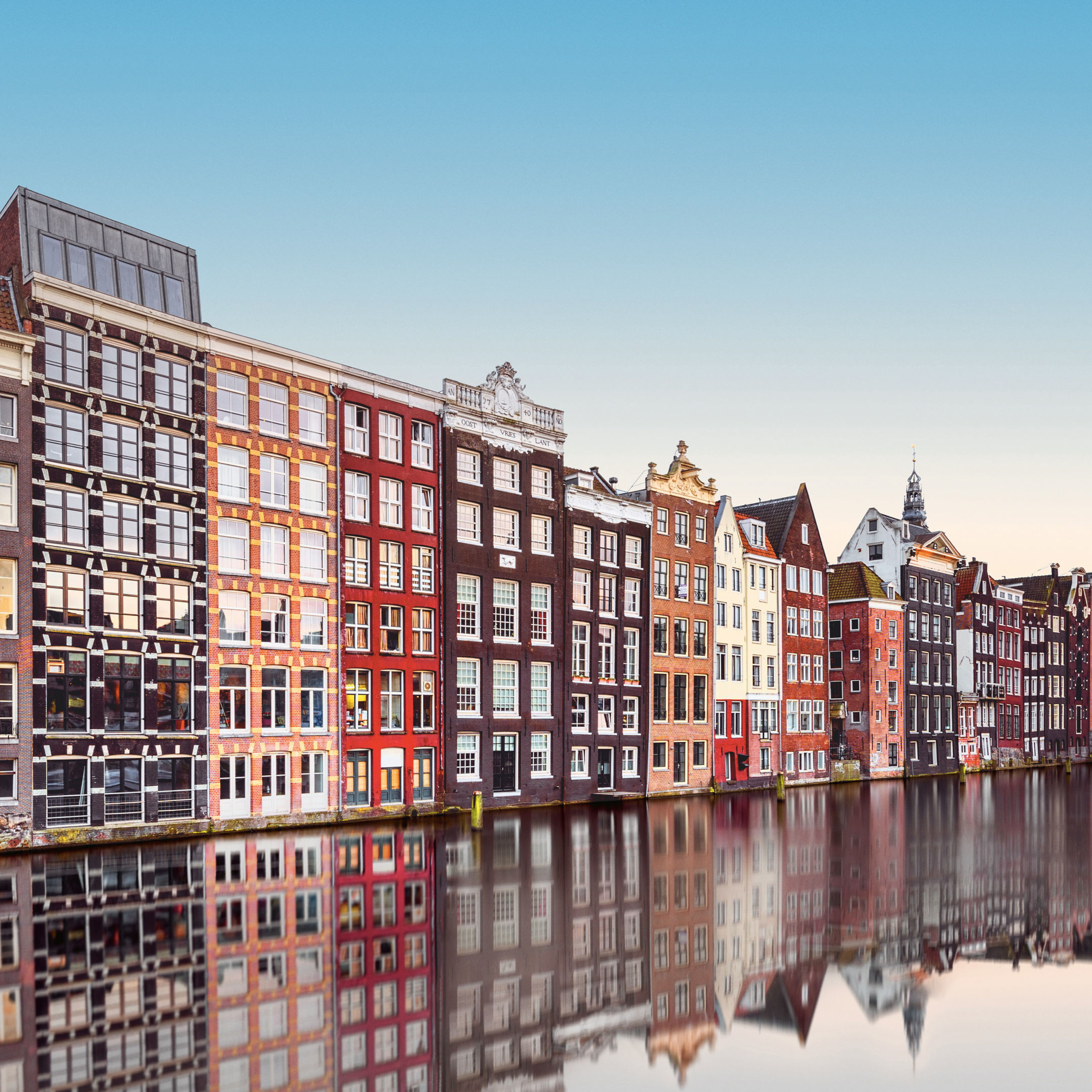 Amsterdam Hafen Bunte Häuser am Kanal in Amsterdam, spiegelnd im Wasser.