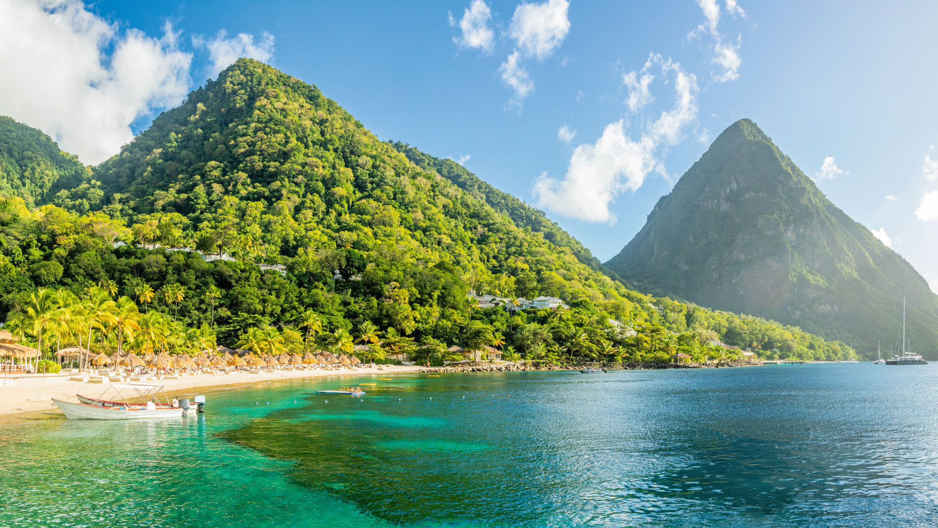 Strand mit Palmen vor den Pitons, St. Lucia.