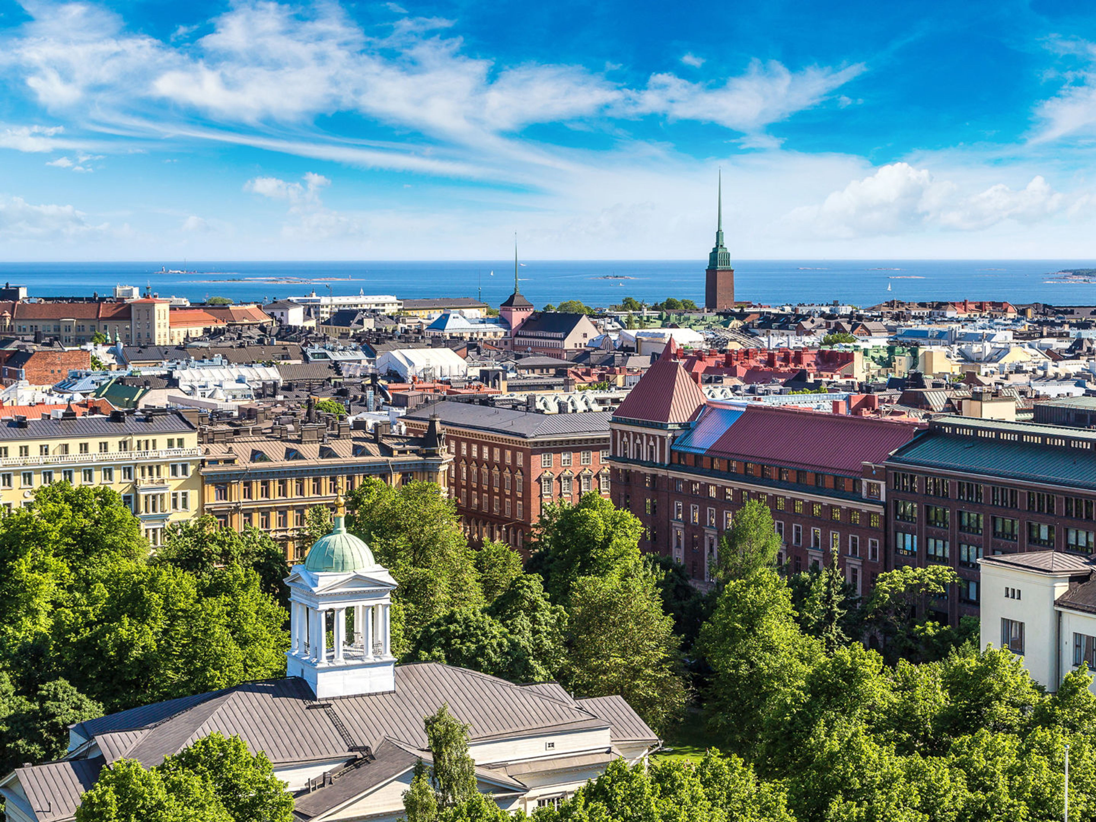 Stadtansicht von Helsinki mit blauem Himmel und Meer im Hintergrund. Stadtansicht von Helsinki mit blauem Himmel und Meer im Hintergrund.
